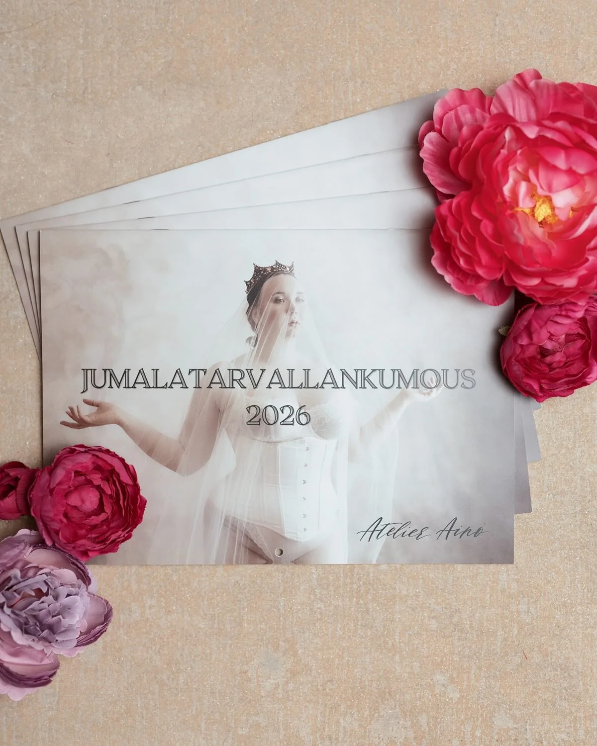 ✨ Jumalatarkalenterit 2026 ovat saapuneet! 😍💃❤️‍🔥
12 kuukautta, 12 muusaa — jokaisella oma tarinansa ja voimauttava viestinsä, jotka kutsuvat sinut nousemaan omaan pyhään, rohkeaan voimaasi. 🐦‍🔥
Olkoon vuosi 2026 m