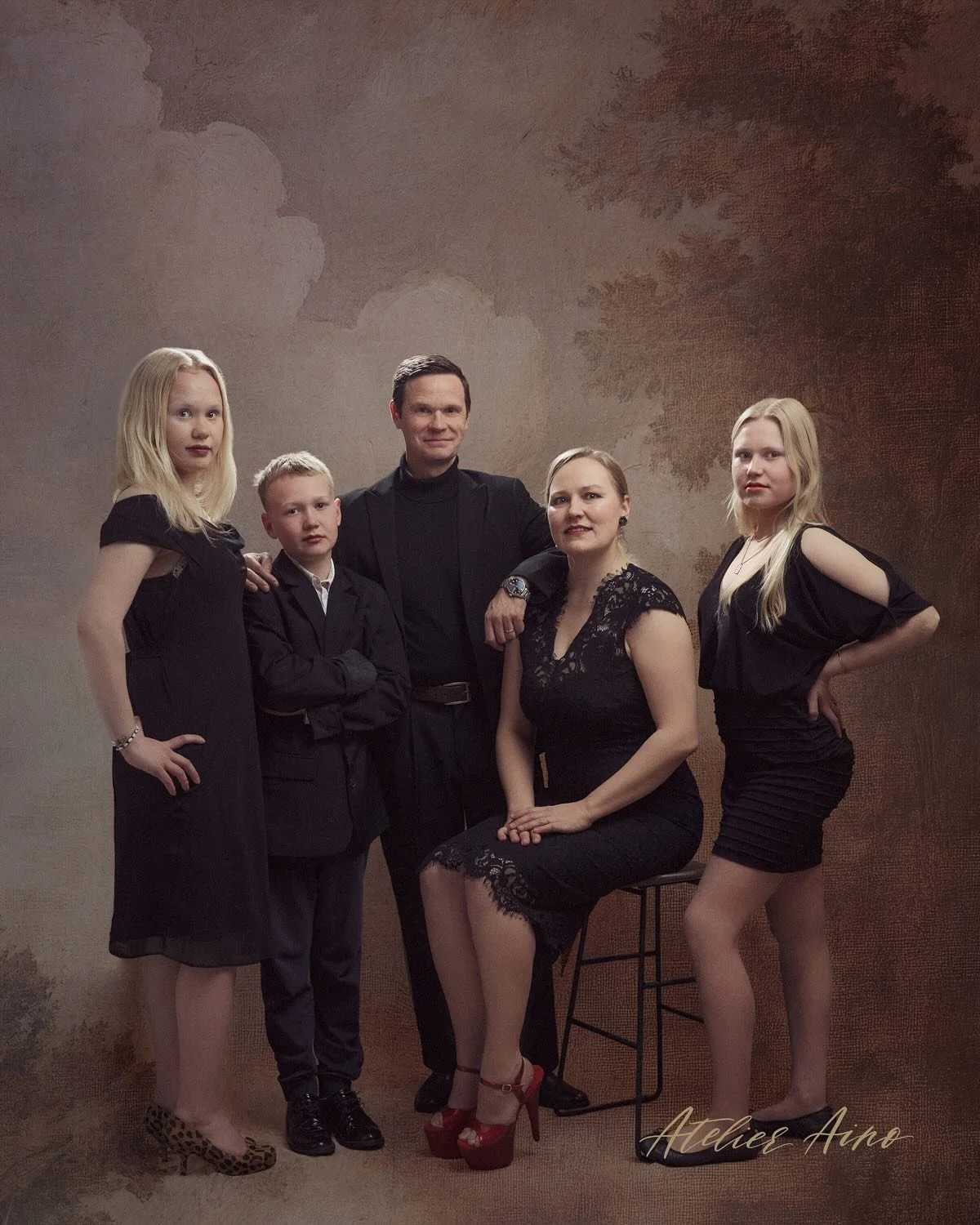 Hyv&auml;&auml; is&auml;np&auml;iv&auml;&auml;! 🤍

Aiemmin t&auml;n&auml; vuonna toteutettiin mieheni pitk&auml;aikainen toive Kardashian-tyylisest&auml; perhekuvasta. 😄 Meille se vakavana poseeraaminen vaatisi kyll&auml; viel&auml; treeni&auml;, m