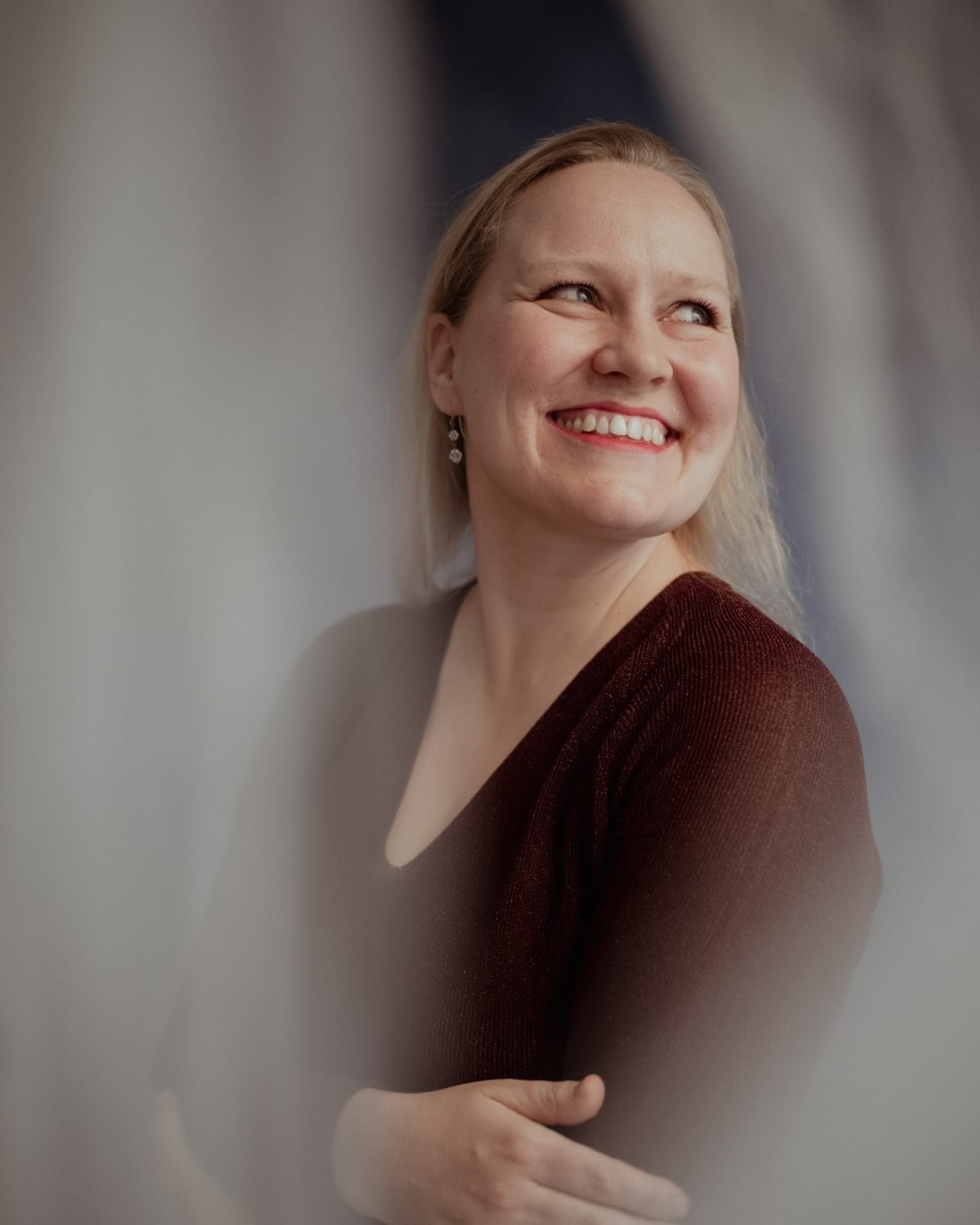 Olen koko syksyn halunnut saada studiolle tauluja seinille ja uusia kuvia, joissa t&auml;m&auml; ihana ty&ouml;tila n&auml;kyy. Viime viikolla yst&auml;v&auml;ni Tiina tuli kuvaamaan mua ja toteutti kaikki toiveet! Vasta j&auml;lkik&auml;teen tuli mi