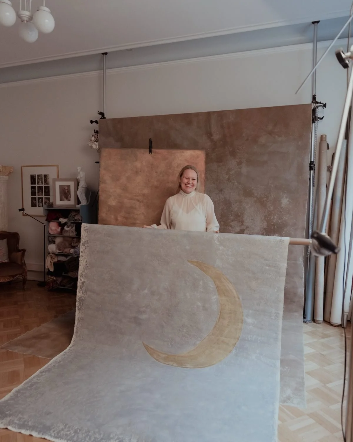 Studiokuvauksessa on loputon m&auml;&auml;r&auml; mahdollisuuksia luoda erilaisia tunnelmia ja maailmoja erilaisilla valaisuilla, taustoilla ja kuvank&auml;sittelyll&auml;. Kysyn aina toiveita ja mielell&auml;ni inspiraatiokuvia, jotta p&auml;&auml;s