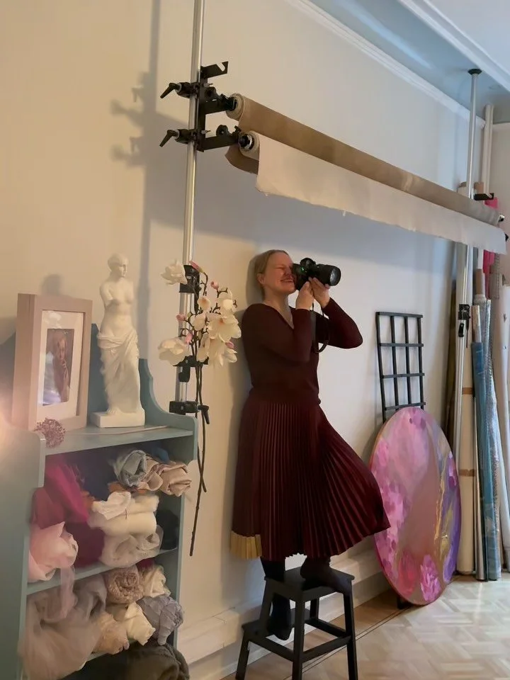 Sanoin jo lapsena, etten halua sitten aikuisena tehd&auml; pelkk&auml;&auml; toimistoty&ouml;t&auml;, jossa olen aina tietokoneella. Tajusin maanantaina kun ajoin kotiin kuvauksesta, ett&auml; saan el&auml;&auml; t&auml;t&auml; toivetta todeksi! 

Ku