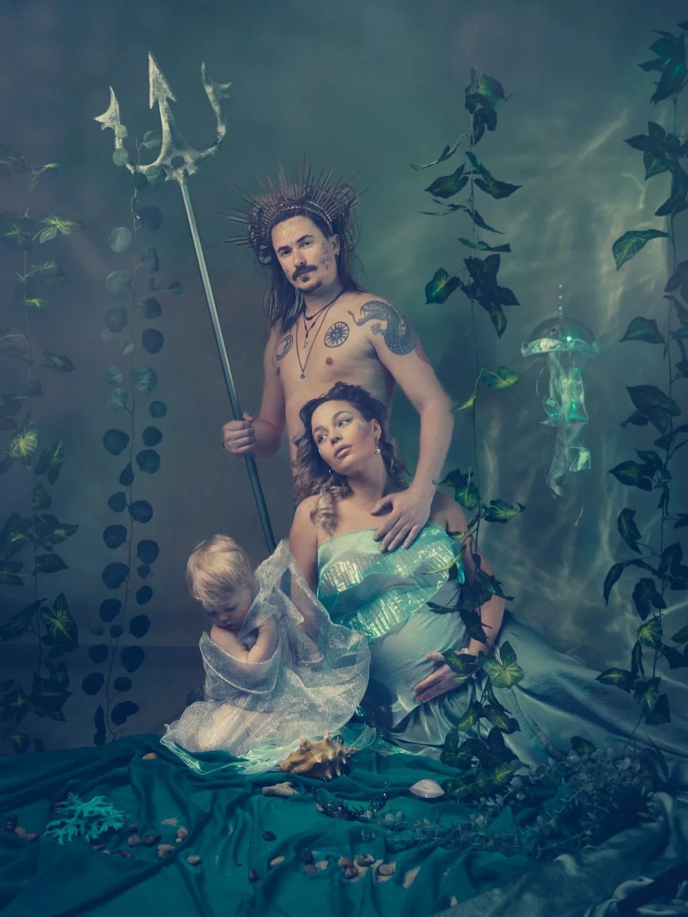 Throwback upeisiin raskauskuvauksiin ❤️&zwj;🔥 Rakastan toteuttaa mit&auml; tahansa toiveita huikeat jumalatar&auml;idit keksiv&auml;t 💫 Villein toive on ollut merenneitoperheen vedenalaiset raskauskuvaukset, jotka oli mielett&ouml;m&auml;n ihanat ?