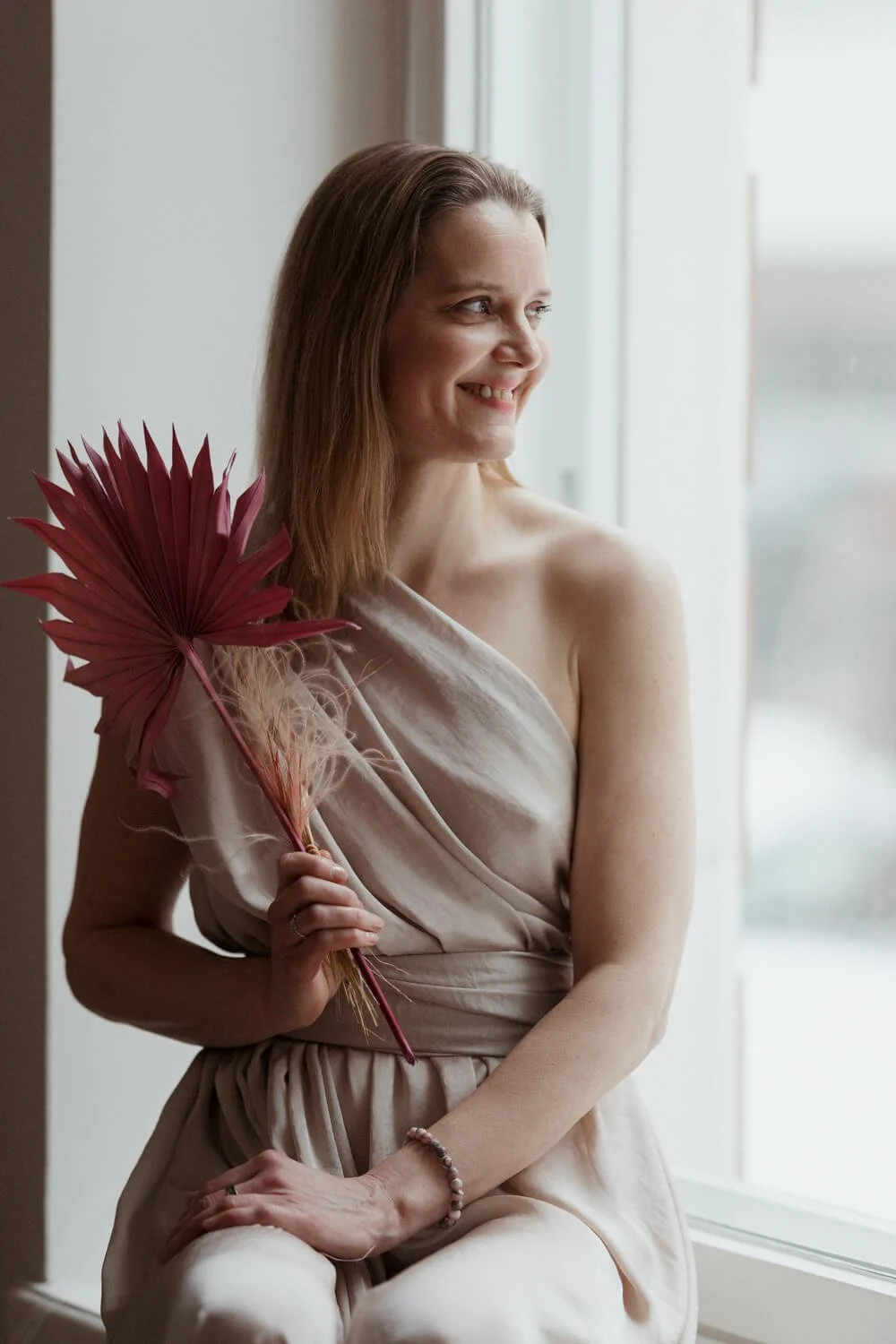 Valokuva nainen ikkunassa