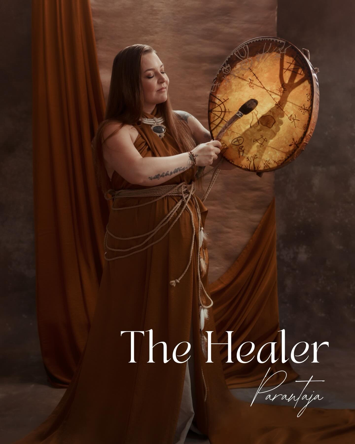 Parantaja-arkkityyppi on se osa sinussa,
joka haluaa palata luonnottomasta tilasta yhteyteen.

Se kantaa usein mukanaan my&ouml;s parantaja-haavaa.

Sit&auml; kohtaa, jossa olet oppinut ohittamaan itsesi.
Miss&auml; olet venynyt, vaimentanut, kannate