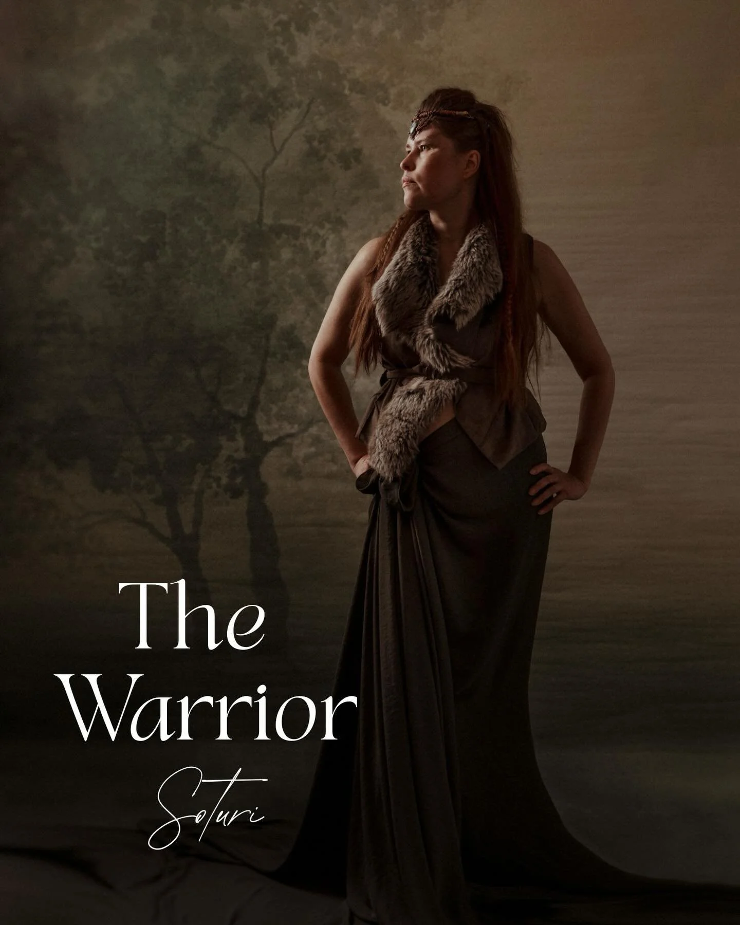 Soturi-arkkityyppi
Soturi seisoo omilla jaloillaan,
siksi ett&auml; h&auml;n tiet&auml;&auml;, kuka on.
H&auml;nen voimansa tulee rakkaudesta,
ja rajat h&auml;n asettaa rakkaudella.
H&auml;n ei taistele kaikkea vastaan.
H&auml;n valitsee, mihin suunt