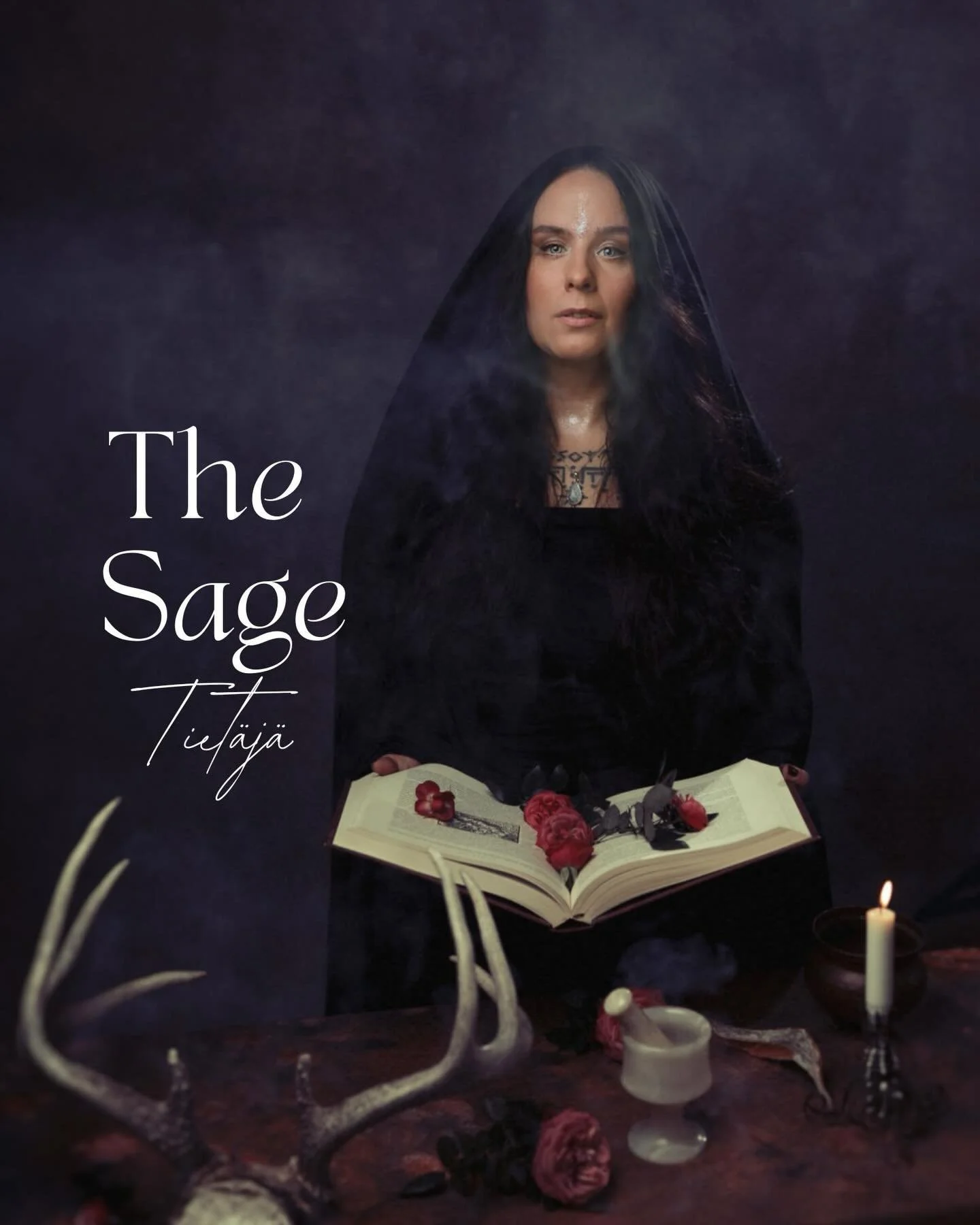 Tiet&auml;j&auml;-arkkityyppi

Sis&auml;isen, arkaaisen tiet&auml;j&auml;voiman sis&auml;&auml;n k&auml;tkeytyy kyky muuntaa kipu voimaksi. Satojen tuhansien naisien puolesta. Maailman on aika tuntea tasapaino, kuun ja auringon liitto, ikuinen yhteys