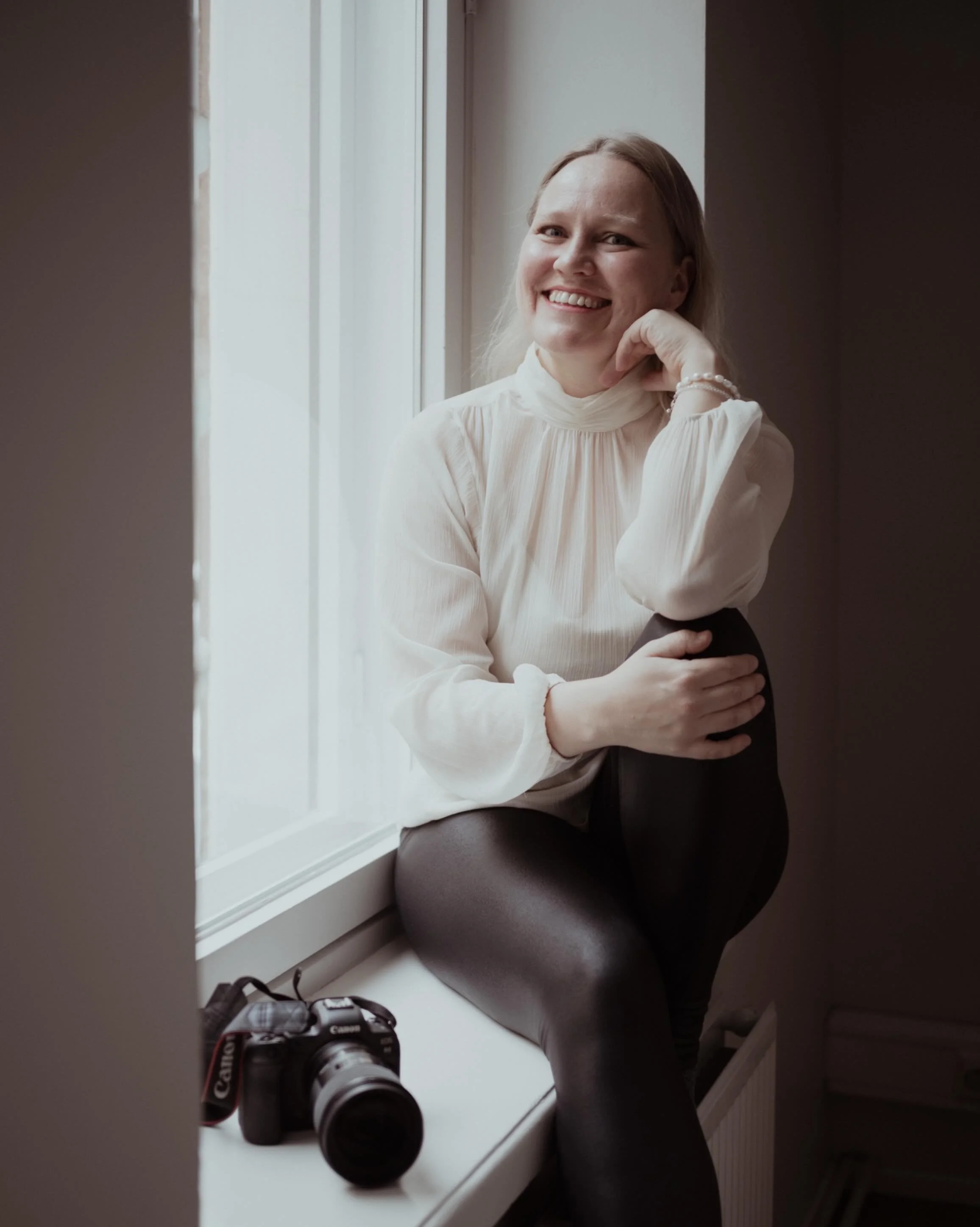 Atelier Aino siirtyy hiljalleen taka-alalle ja astun enemm&auml;n esiin omalla nimell&auml;ni. ✨

T&auml;ll&auml; viikolla p&auml;&auml;sin tapaamaan tulevaisuuden min&auml;&auml;ni mielikuvaharjoituksessa ja ymm&auml;rsin, ett&auml;
haluan tulla val