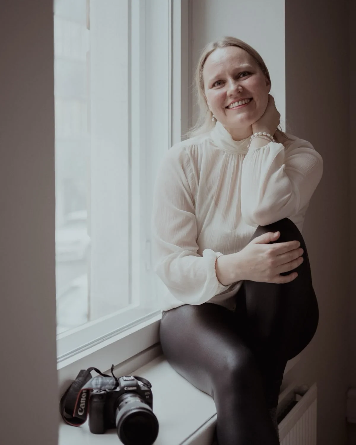 Auttaisitko mua? Mitk&auml; sanat tulevat mieleen minusta? 
Ker&auml;&auml;n taustatietoja mun Br&auml;ndin johtamisen koulutukseen ja Brand Bookin ty&ouml;st&auml;miseen. Kiinnostaa kovasti kuulla, mit&auml; ajattelet. Kiitos! 🤍🙏🏻✨