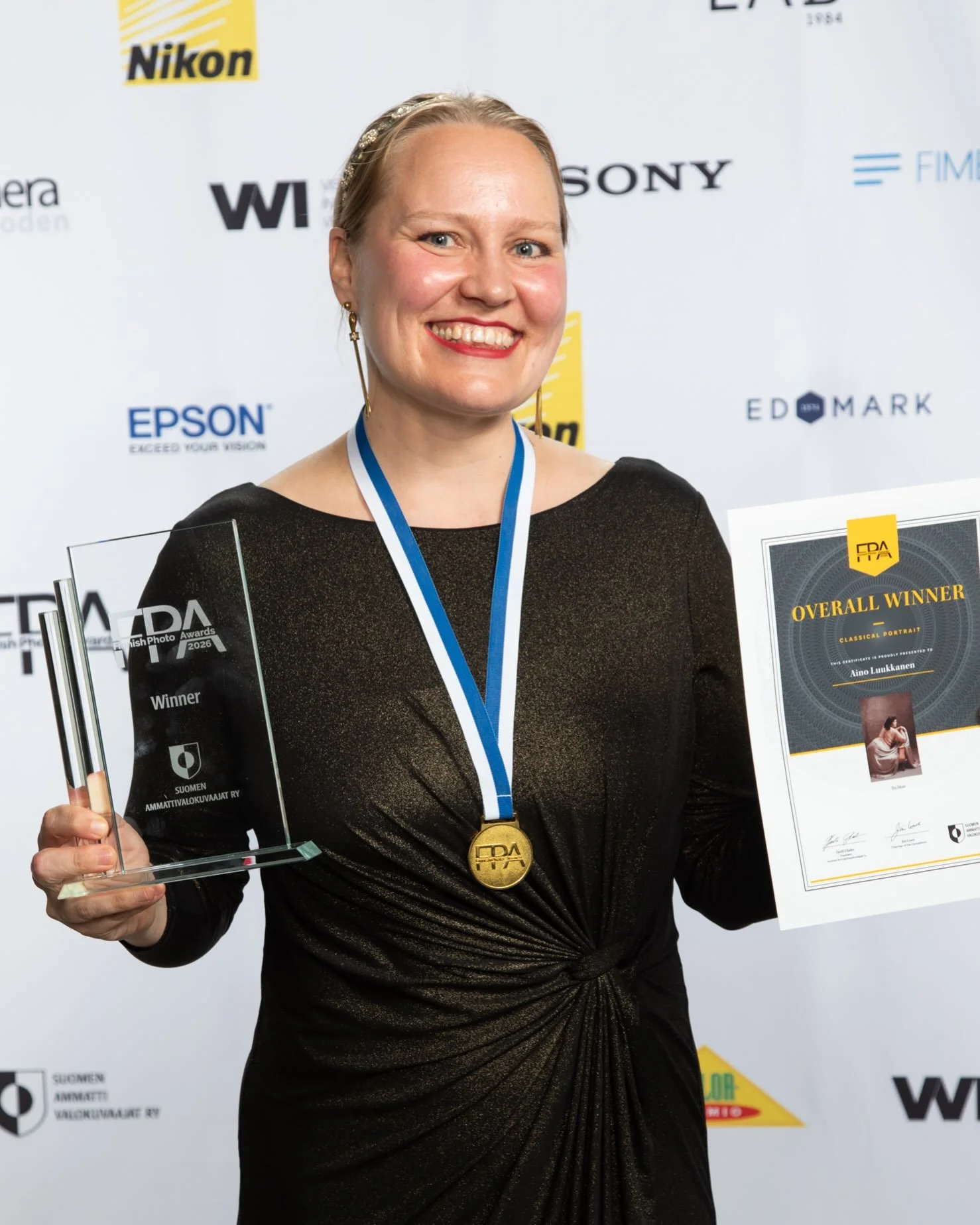 Lehdist&ouml;tiedote, saa jakaa ✨

Valokuvaajamestari Aino Luukkanen on voittanut The Muse -teoksellaan Finnish Photo Awards 2026 -kilpailun.

The Muse voitti klassisen muotokuvauksen kategorian ja oli lis&auml;ksi kansainv&auml;lisen tuomariston val