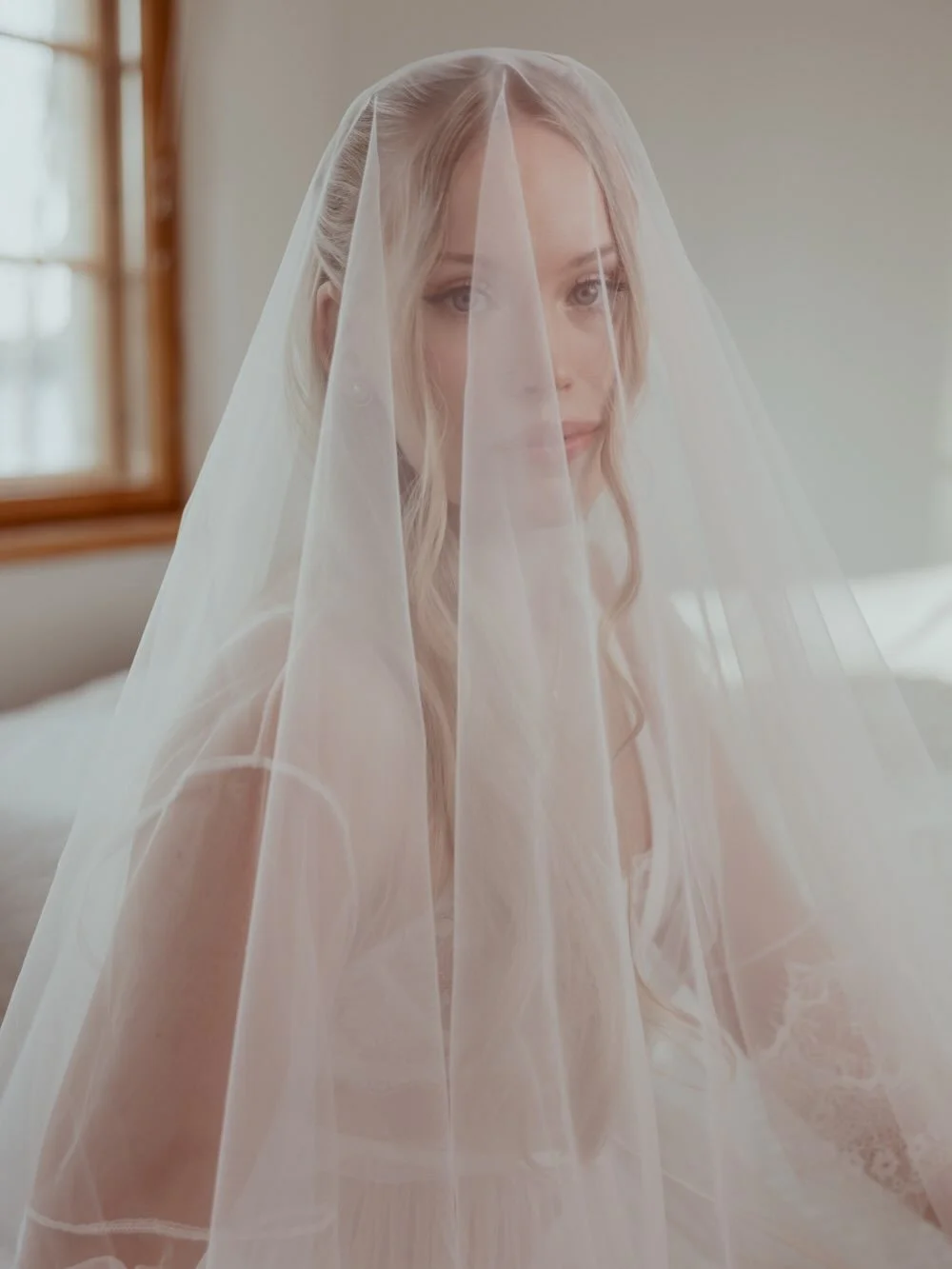 Ai vitsit m&auml; rakastan bridal boudoir kuvauksia! Olen tehnyt niit&auml; enimm&auml;kseen omalla studiolla, niin olipas virkist&auml;v&auml;&auml; kuvata n&auml;in upeassa lokaatiossa mit&auml; upeimman @helmipalonen kanssa 🤍 ja miten kaunis t&au
