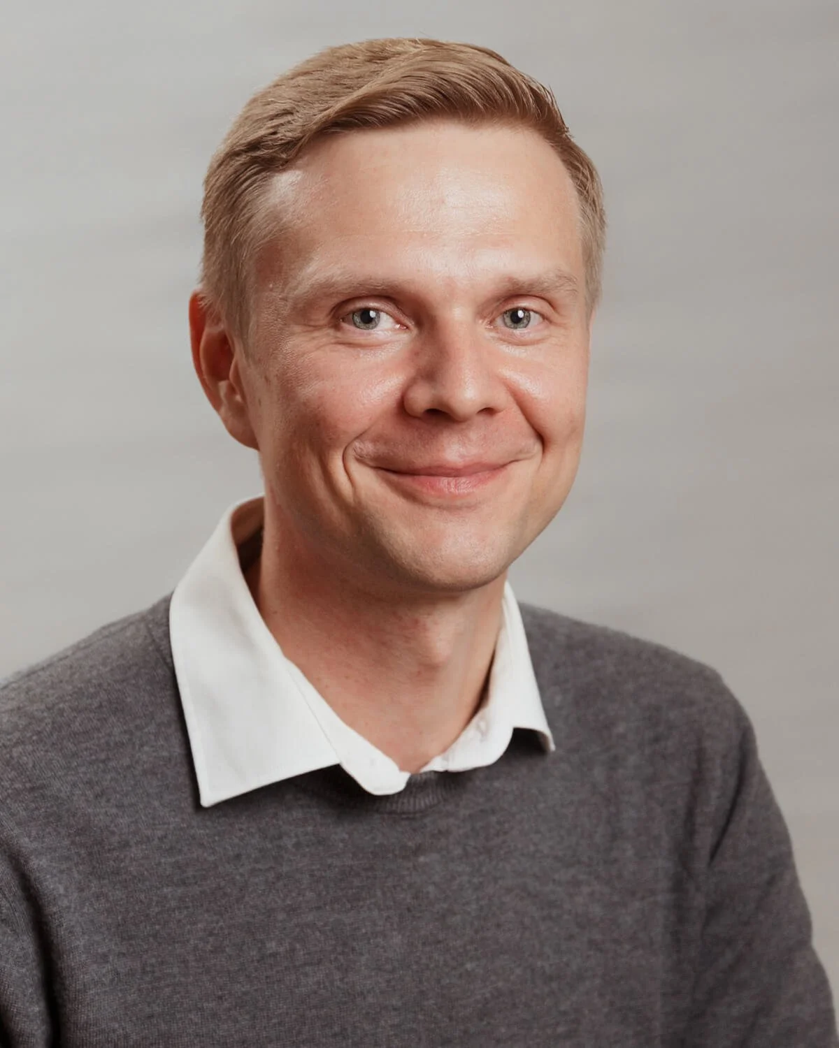 Headshot hymyilevästä miehestä