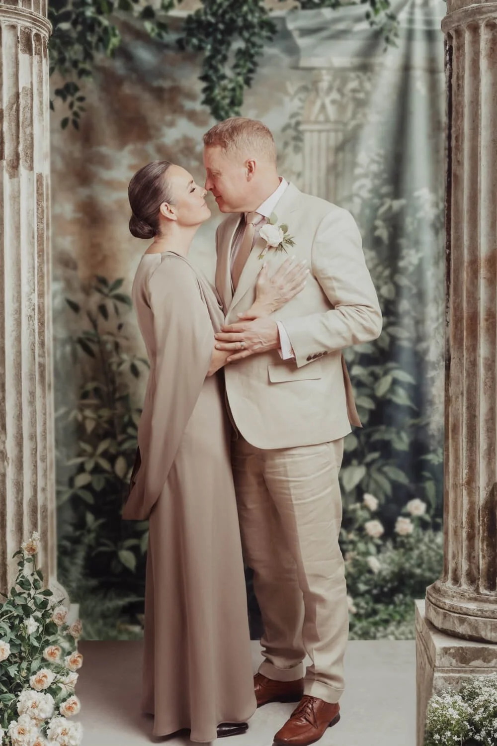 Hääkuva studiossa antiikin kreikan tunnelmissa