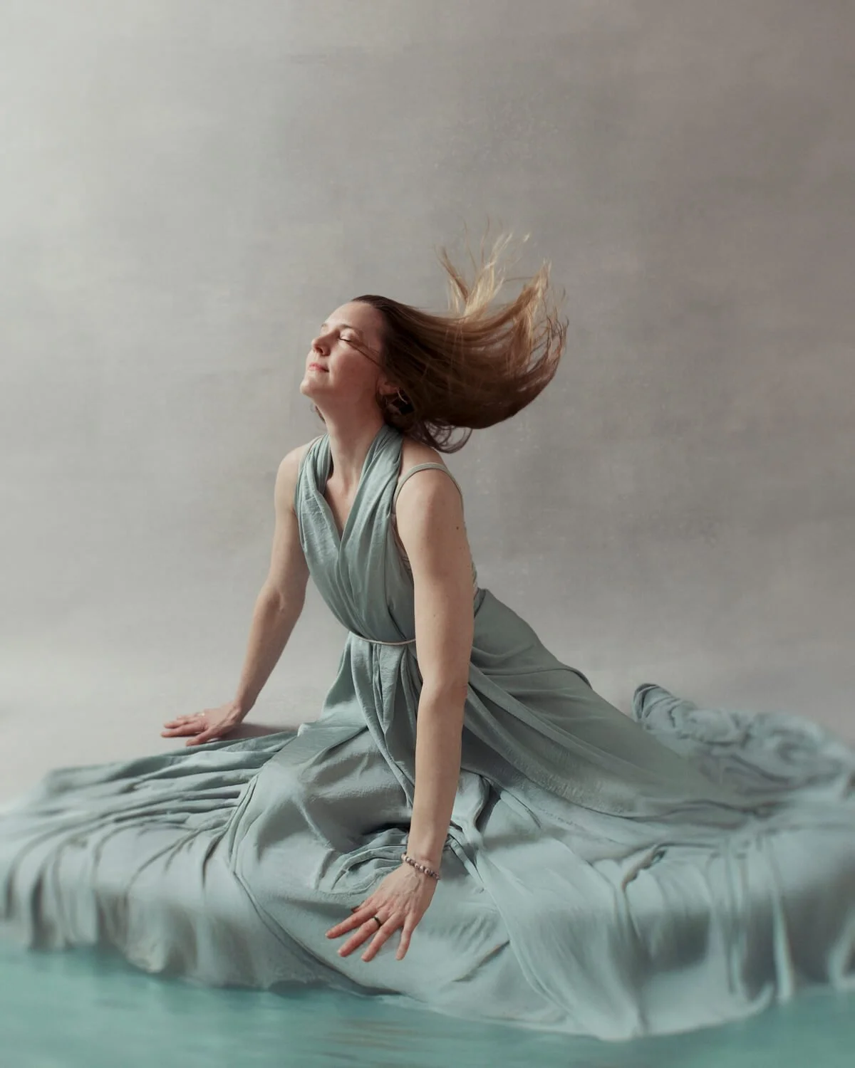 Naisen vesielementti-muotokuva