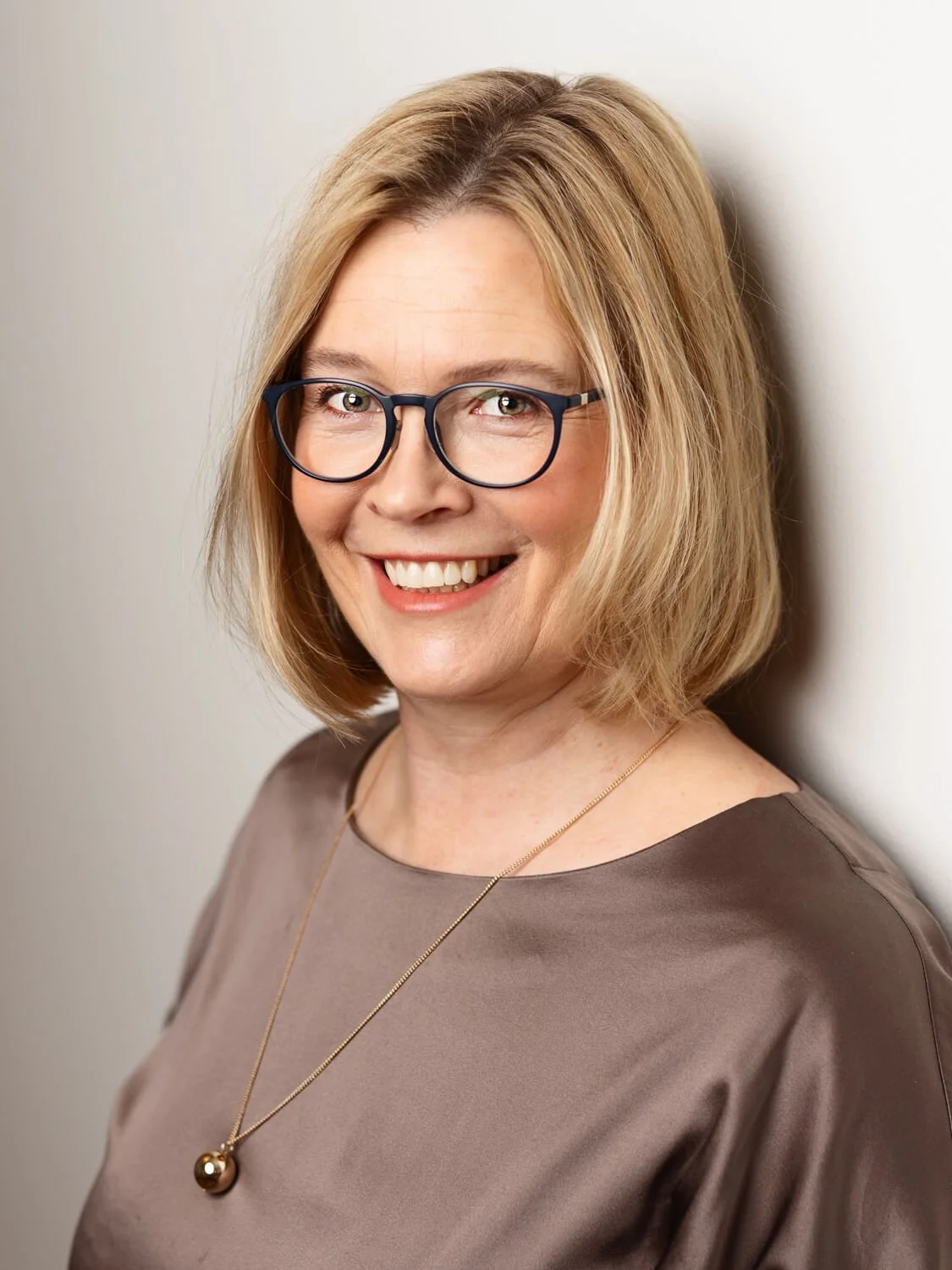 Lähikuva johtajasta silkkipaidassa