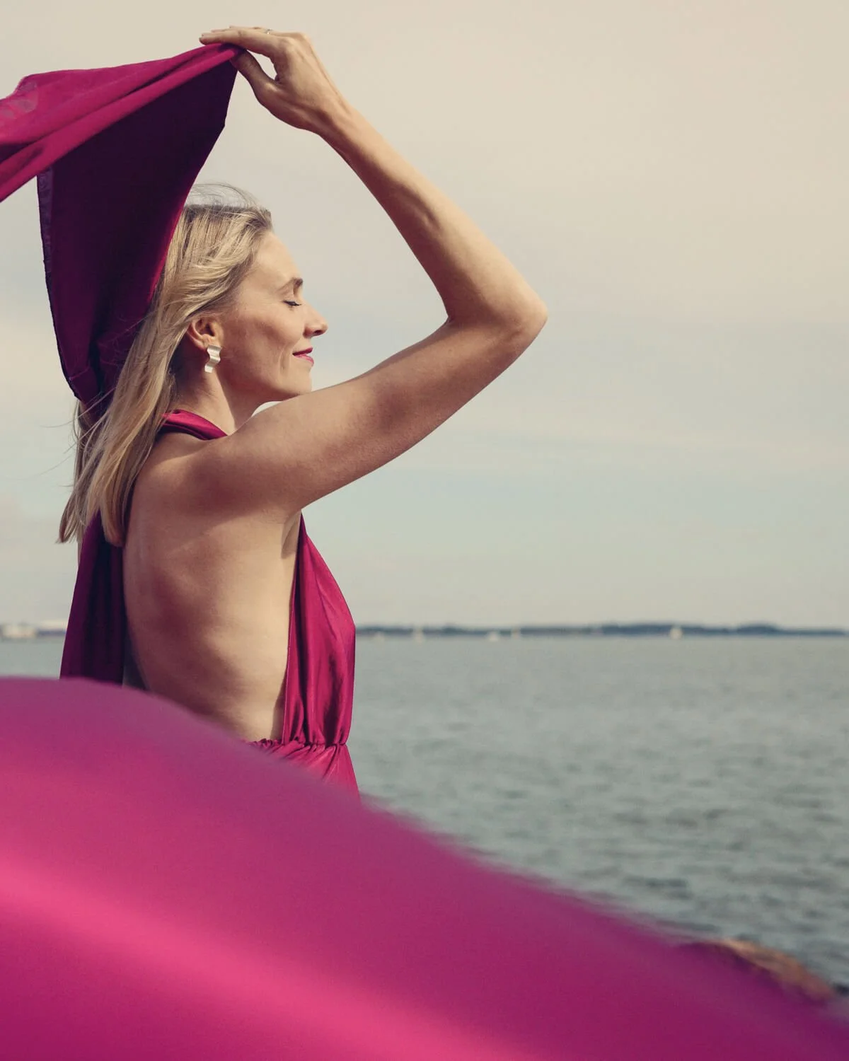 Voimauttava valokuva nainen merellä