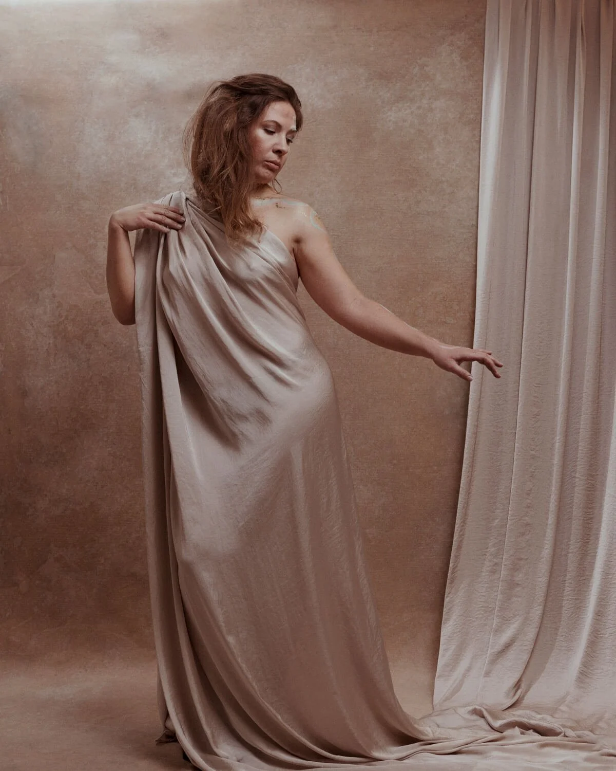 naisen jumalatarkuva toogassa