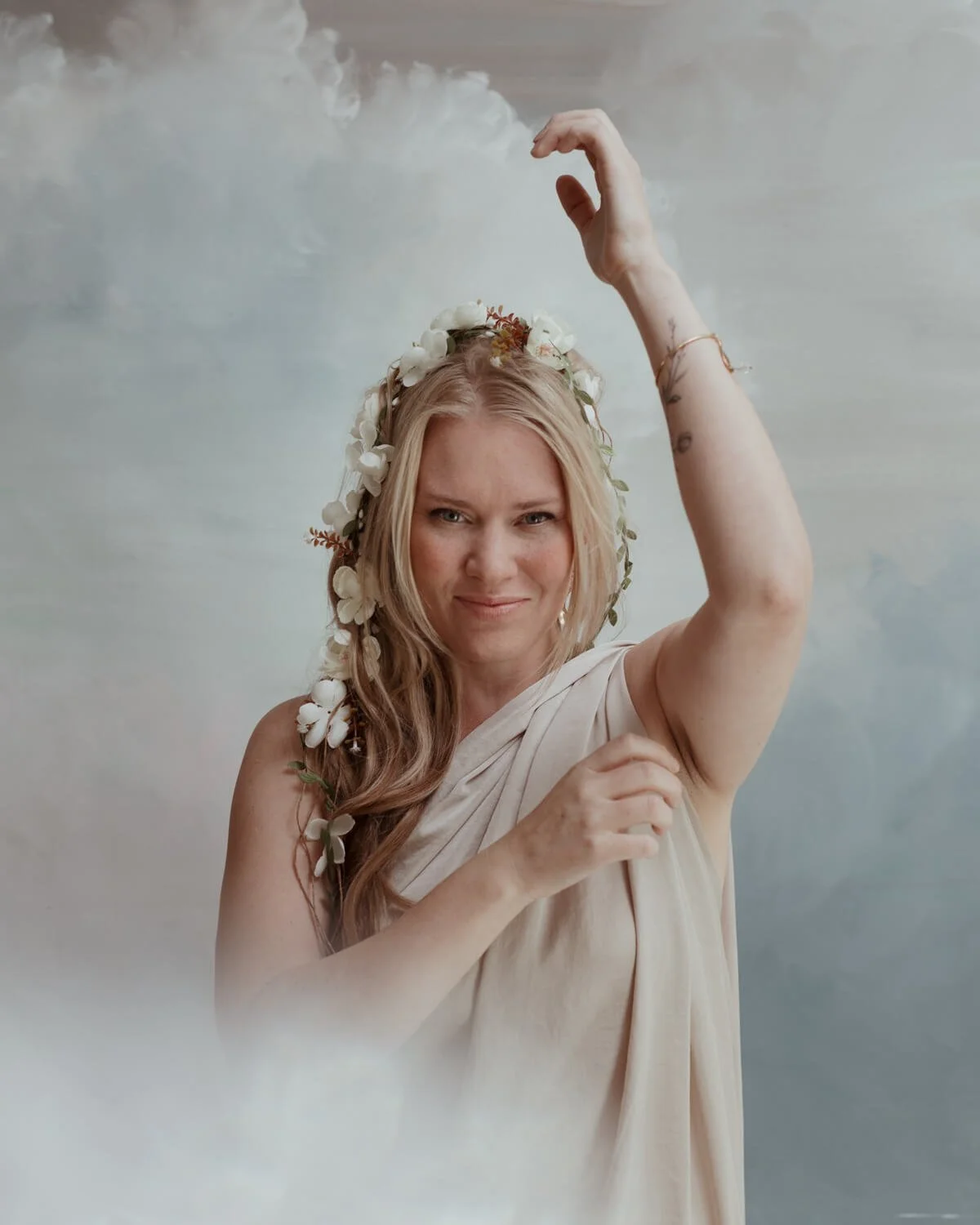 Jumalatarkuva vaaleasta naisesta jolla on kukkaköynnös päässä