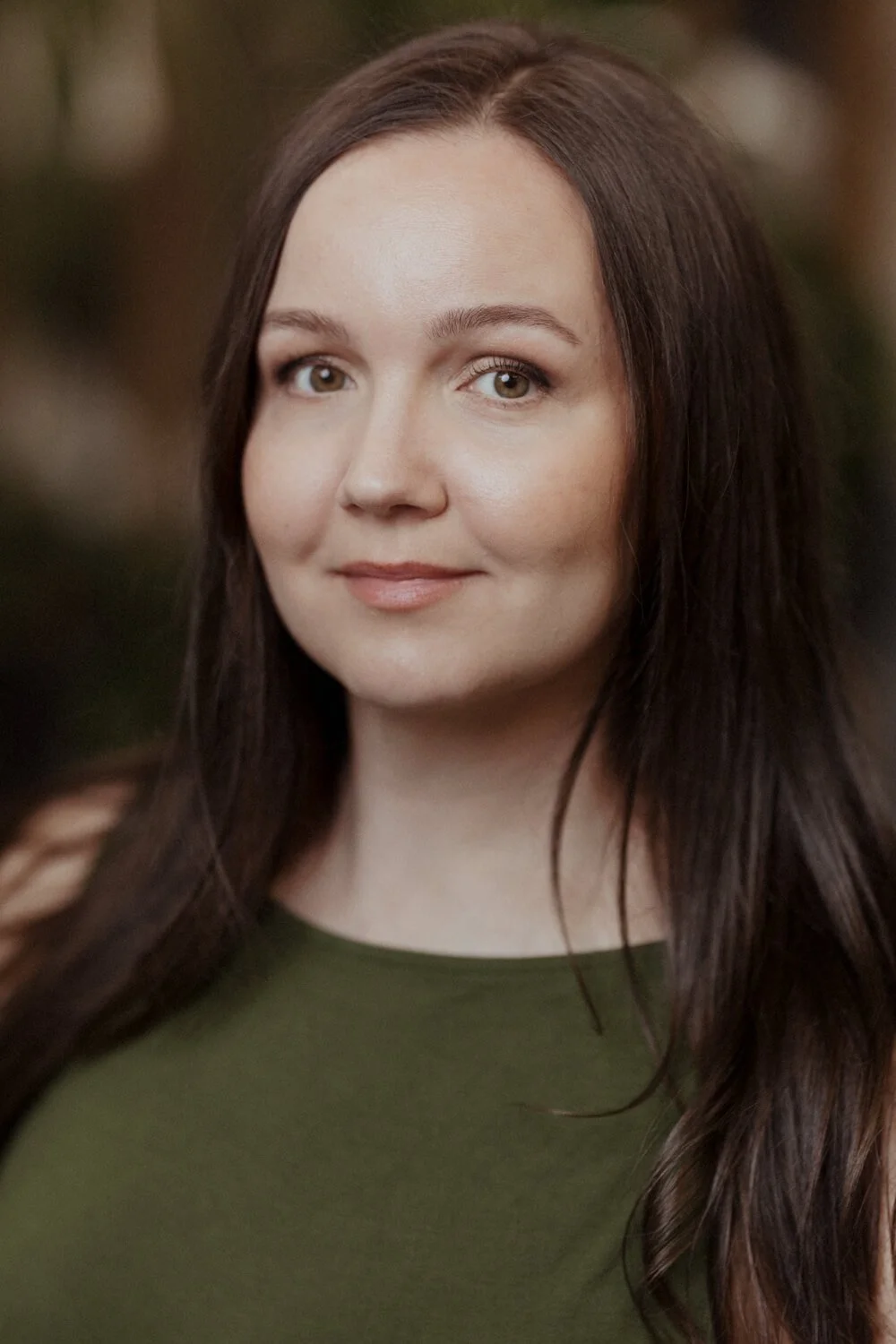 Lähikuva naisesta vihreässä paidassa