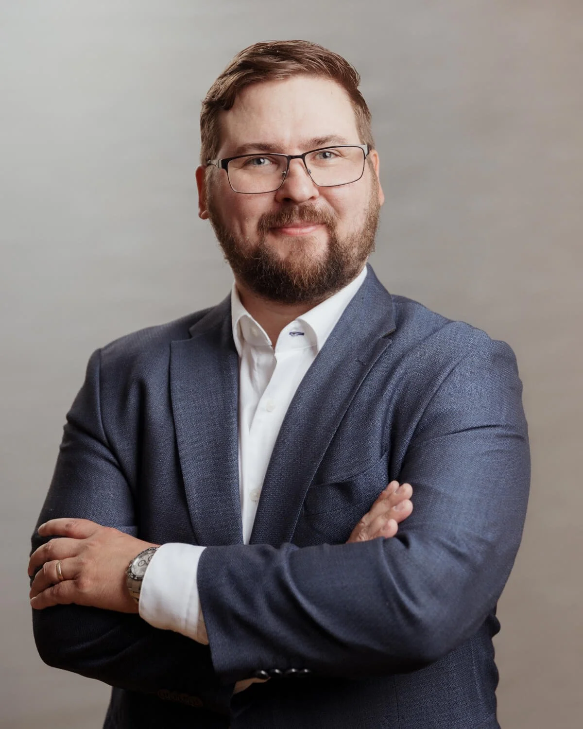 Hymyilevän miehen headshot