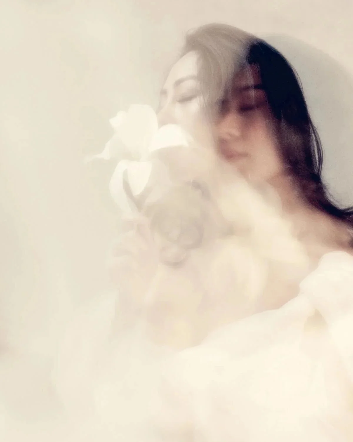 Eteerinen voimakuva tummatukkaisesta naisesta kukan kanssa