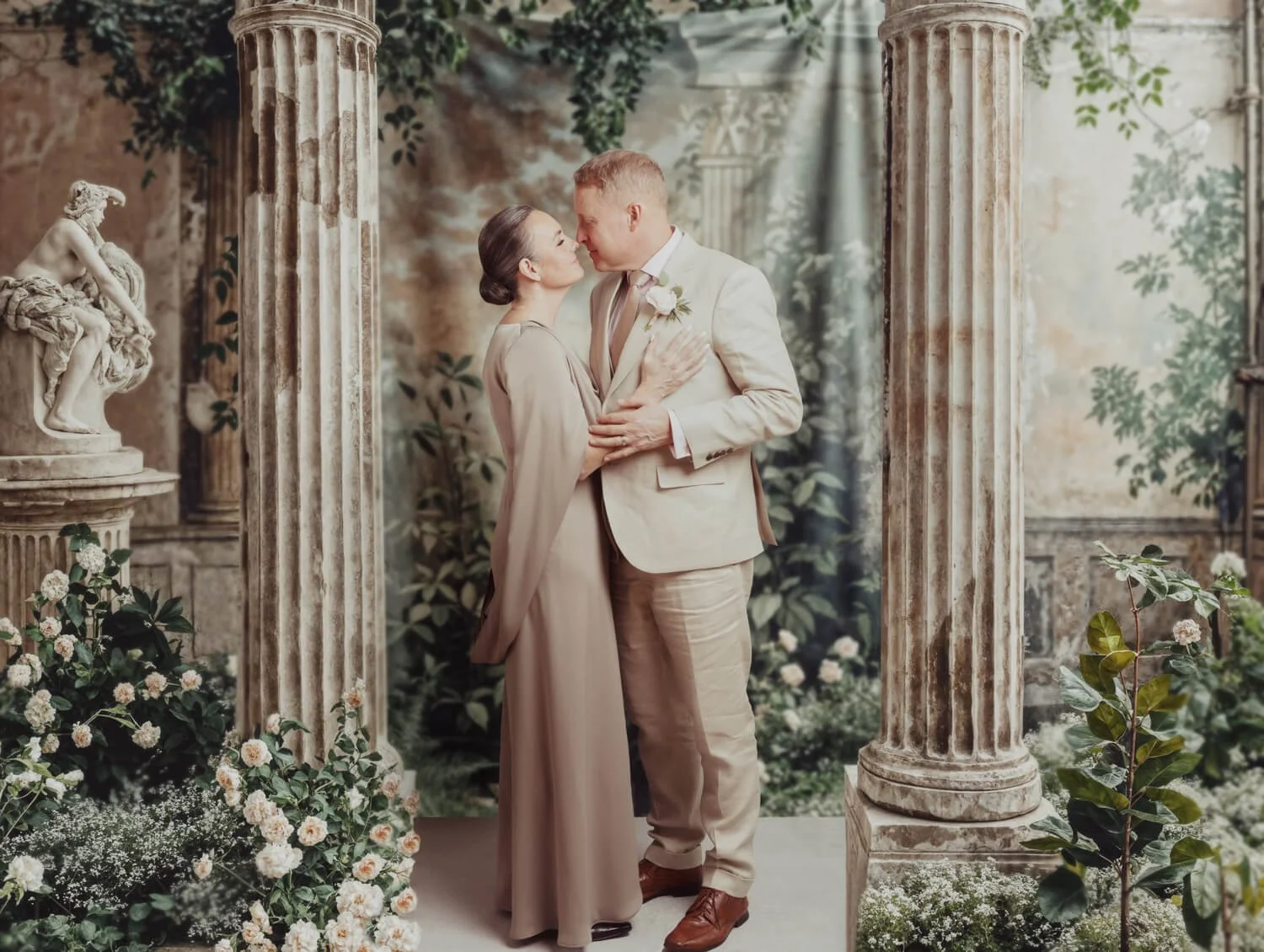 Hääkuvaus studiossa antiikkisella pylvästaustalla