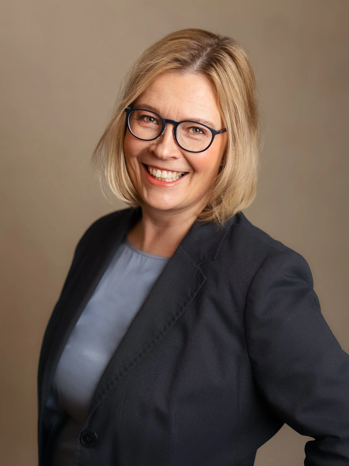 Johtaja sinisessä bleiserissä