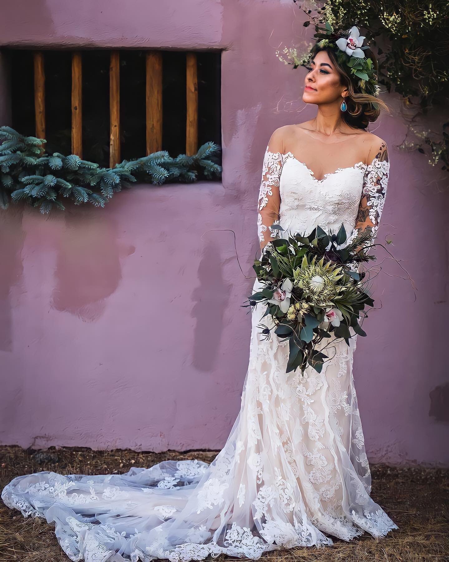 Throw back to this beautiful wedding! Can flower crowns make a comeback pretty please? 

We are drooling over @ggchica whole look! 

Photo @slenentinephotography 
@upinthesycamore_photography 
Makeup x Kata of @something_ginger 
Hair x @vlrenteriahai
