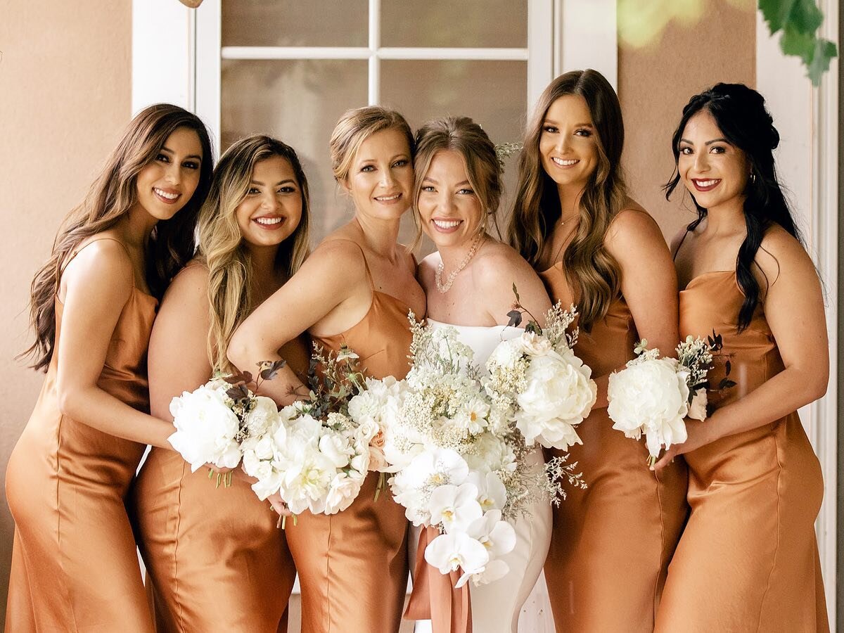 A bridal squad never looked so good 😎 Swipe to see their  reaction to Sara in her wedding dress 😍😭

Hair x Diana 
Makeup x Kata 
of @something_ginger