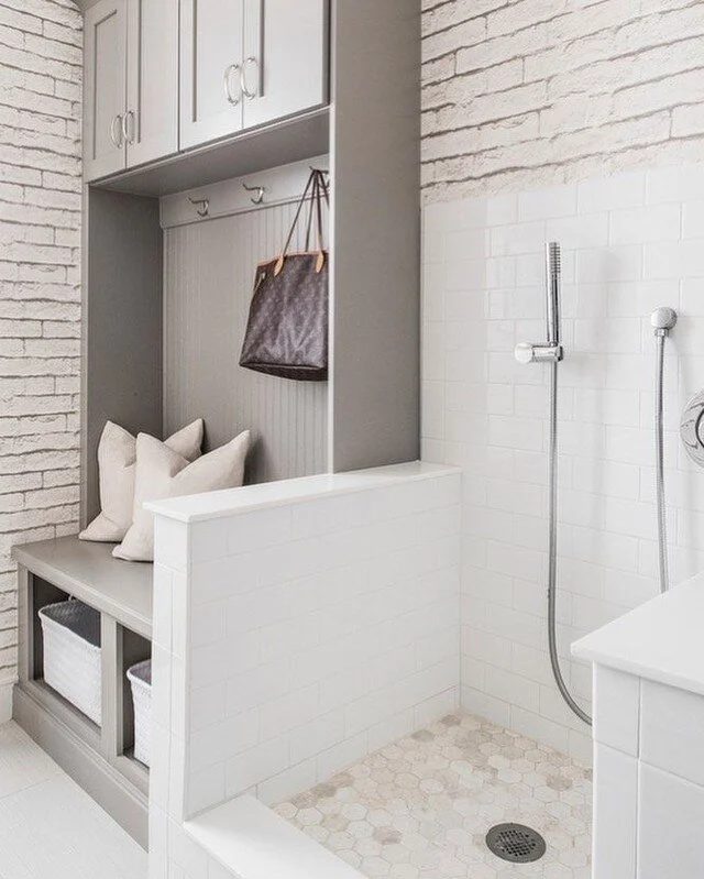We love being able to create a special space for our furry friends! Fido may not love this dog-wash station but we think every house with a pup deserves one!⁣
⁣
📦 Follow @getstashed for all your receiving needs!⁣⁣
🏠 Follow our sister company @tinam