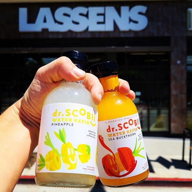 ⭐️⭐️BIG NEWS⭐️⭐️
Your favorite ❤️🤗water kefir is now available at Lassens!!! @lassensnaturalfoods @lassens 👏🏼🙏🏾🎯💜🧡
.
.
.
Looking forward to offering up the superfood goodness of @dr.scobii to @lassensnaturalfoods @lassens customers in 7 locat