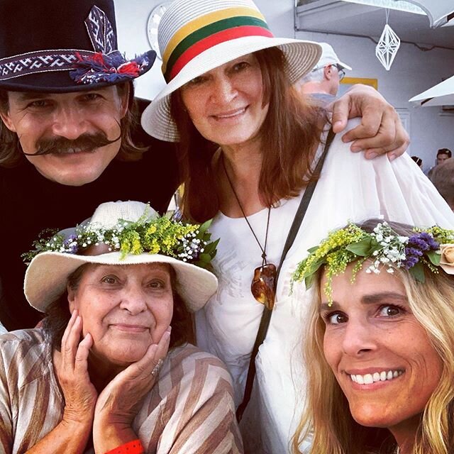 🌻Happy Moms Day! 🌹🌷
.
.
Love and light from us and our moms! 💫🇱🇹🇧🇷 .
.
#happymothersday #momsrule #loveeachother #grateful