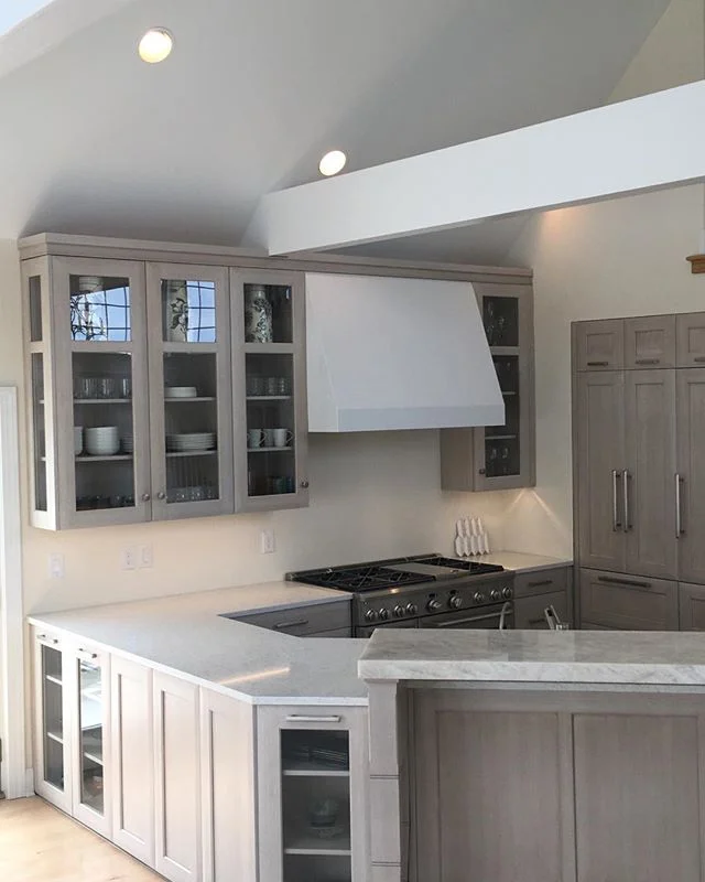 Happy Friday all! Sunny Cape May Beach home. So w hard to wait for the backsplash install😵@townhousekitchens @townhousekitchensnyc @nydc #silestone #capemayhomes #kitchendesign #kitchensofinsta #gemonogram #customkitchen #customcabinetry #craft-maid