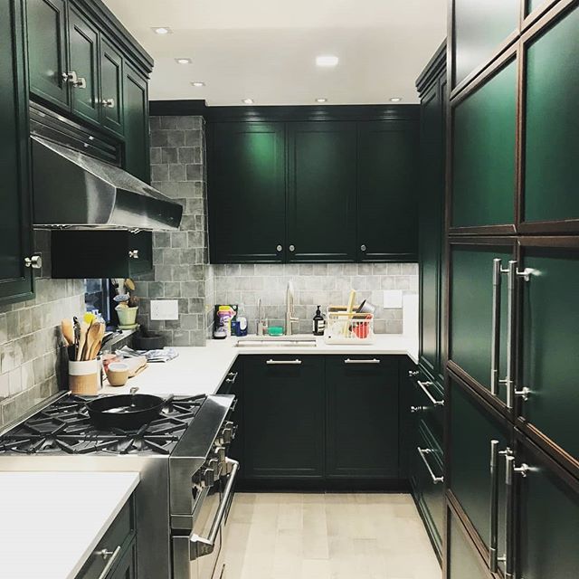 So happy when a client adventures with color. This great hunter green kitchen is based on Benjamin Moore ocean tropic. @townhousekitchens @townhousekitchensnyc @nydc @bluestarcooking @armacmartin #kitchendesign #kitchensofinsta #nycdesign #kitchenint