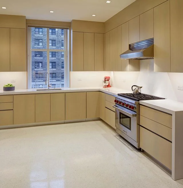 Manhattan sleek- handless cabinetry rift white oak @nydc @townhousekitchens @townhousekitchensnyc #townhousekitchensnyc #kitchensofinsta #customkitchen #contemporarykitchen #nyccontemporarykitchen #nycdesign @jennifernewmaninteriors
