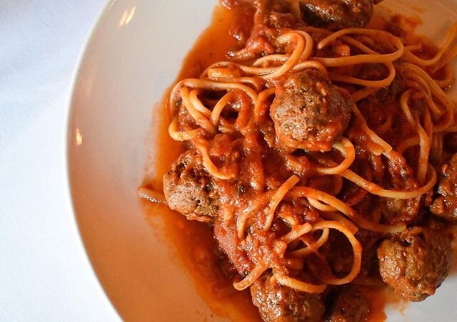 When you think of Italian comfort food, linguine &amp; meatballs is exactly what comes to mind🍝&nbsp;Get the much-needed comforting fare for dinner tonight.
⁣
#ClassicItalianCuisine #TuscanStyleCusine #curbsidepickup #supportlocalbusiness #foodandwi