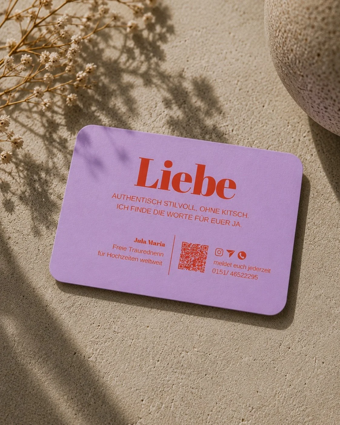 Vor sieben Jahren habe ich angefangen, Hochzeiten zu begleiten. 🎤✨
Seitdem durfte ich unz&auml;hlige Liebesgeschichten h&ouml;ren, gro&szlig;e Gef&uuml;hle in Worte fassen und Paare an einem der wichtigsten Tage ihres Lebens begleiten.

Was viele ni