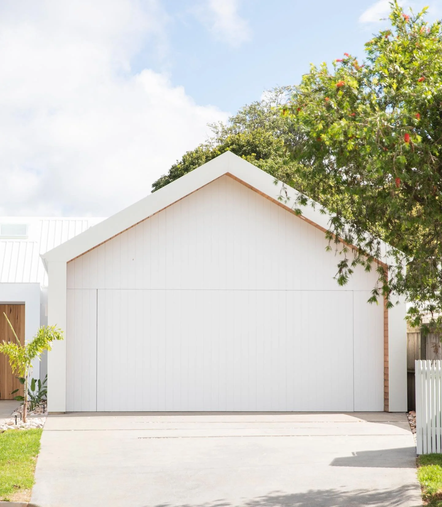 We added Blackbutt timber soffits to really make our Mill Residence facade pop! #tystyle