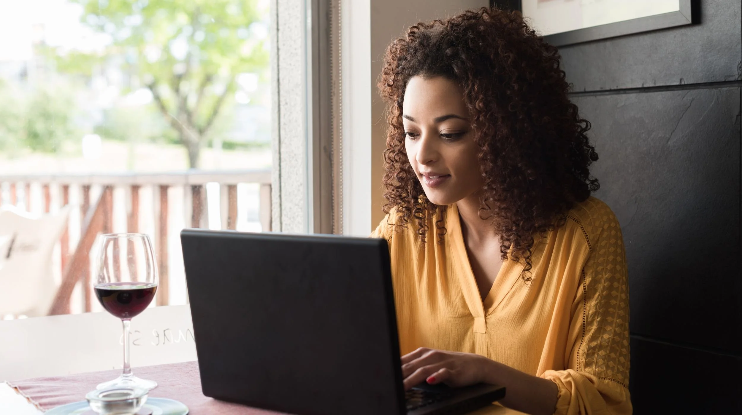 B2B buyer researching online without speaking to a sales representative.