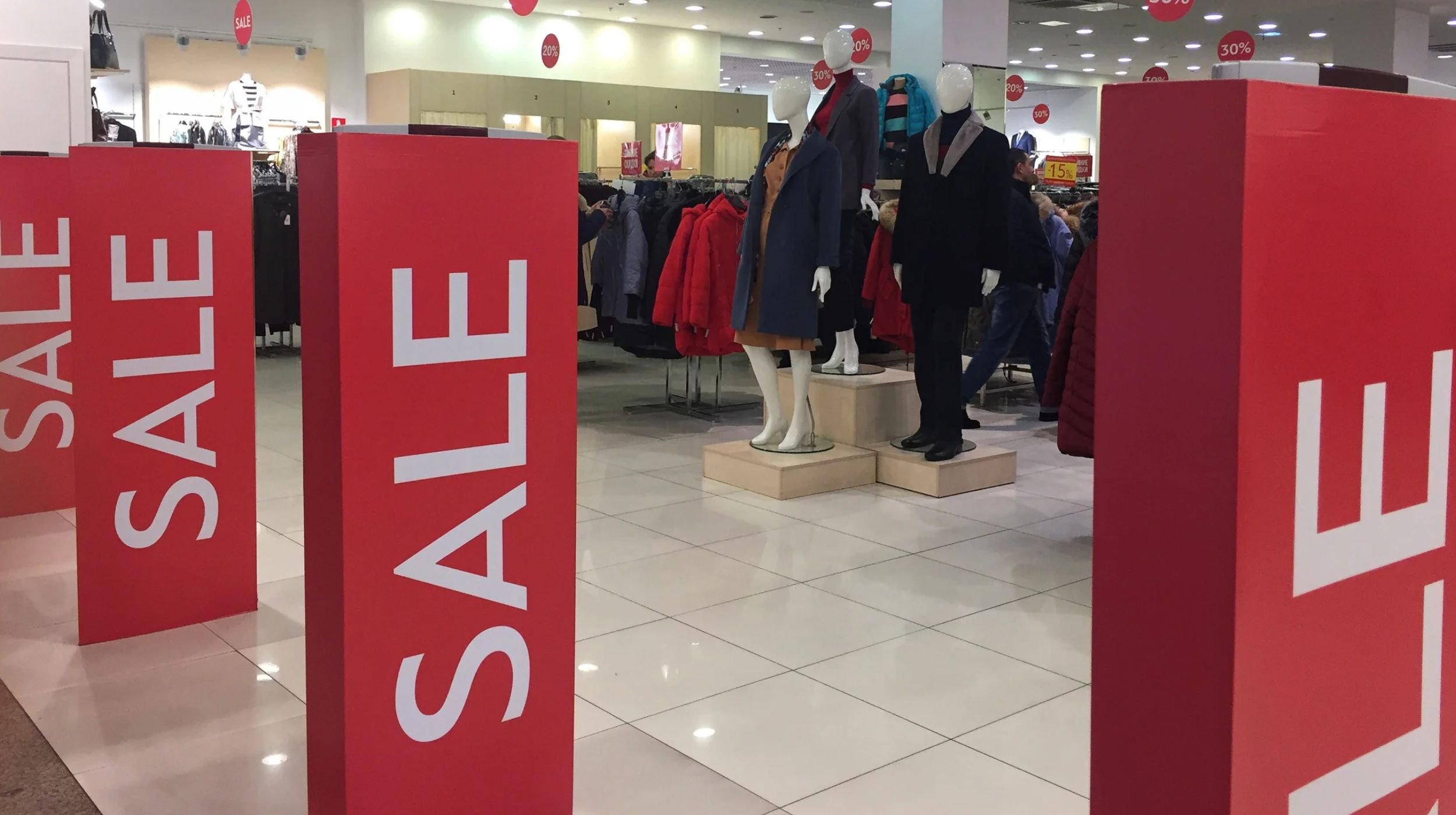 Retail employee assisting a customer, highlighting trust and personalized in-store shopping experiences.