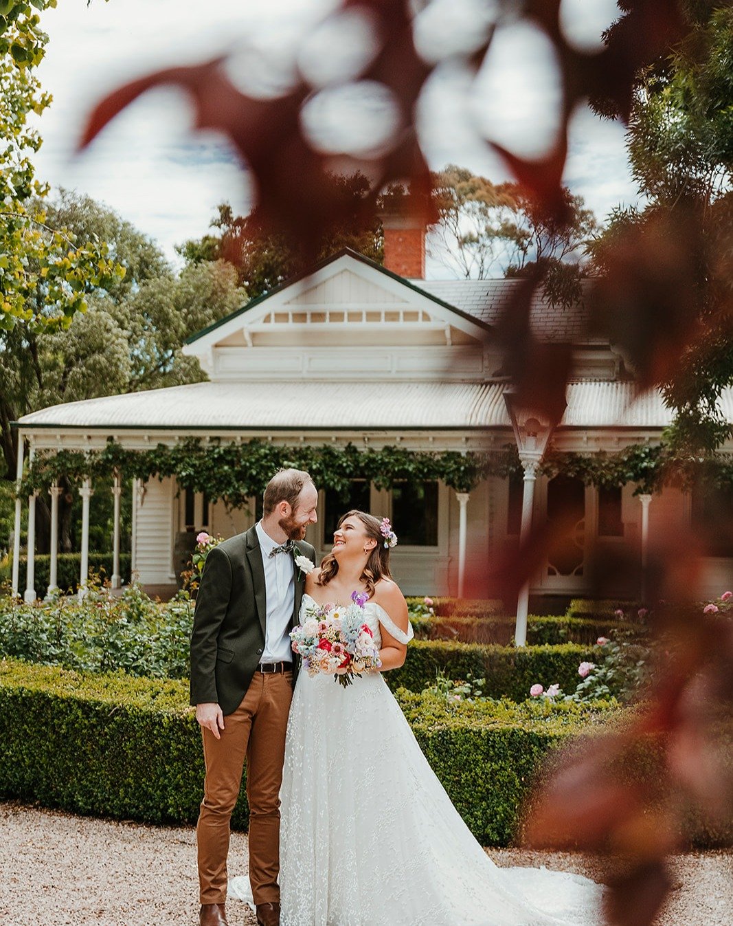I loved designing Prue and Sam's florals.
Prue's bouquet was filled with the most beautiful early Summer stems of scented sweetpeas, delphinium, roses, cosmos, scabiosa, lisianthus and feverfew to create a garden inspired piece.

Venue @quamby_homest