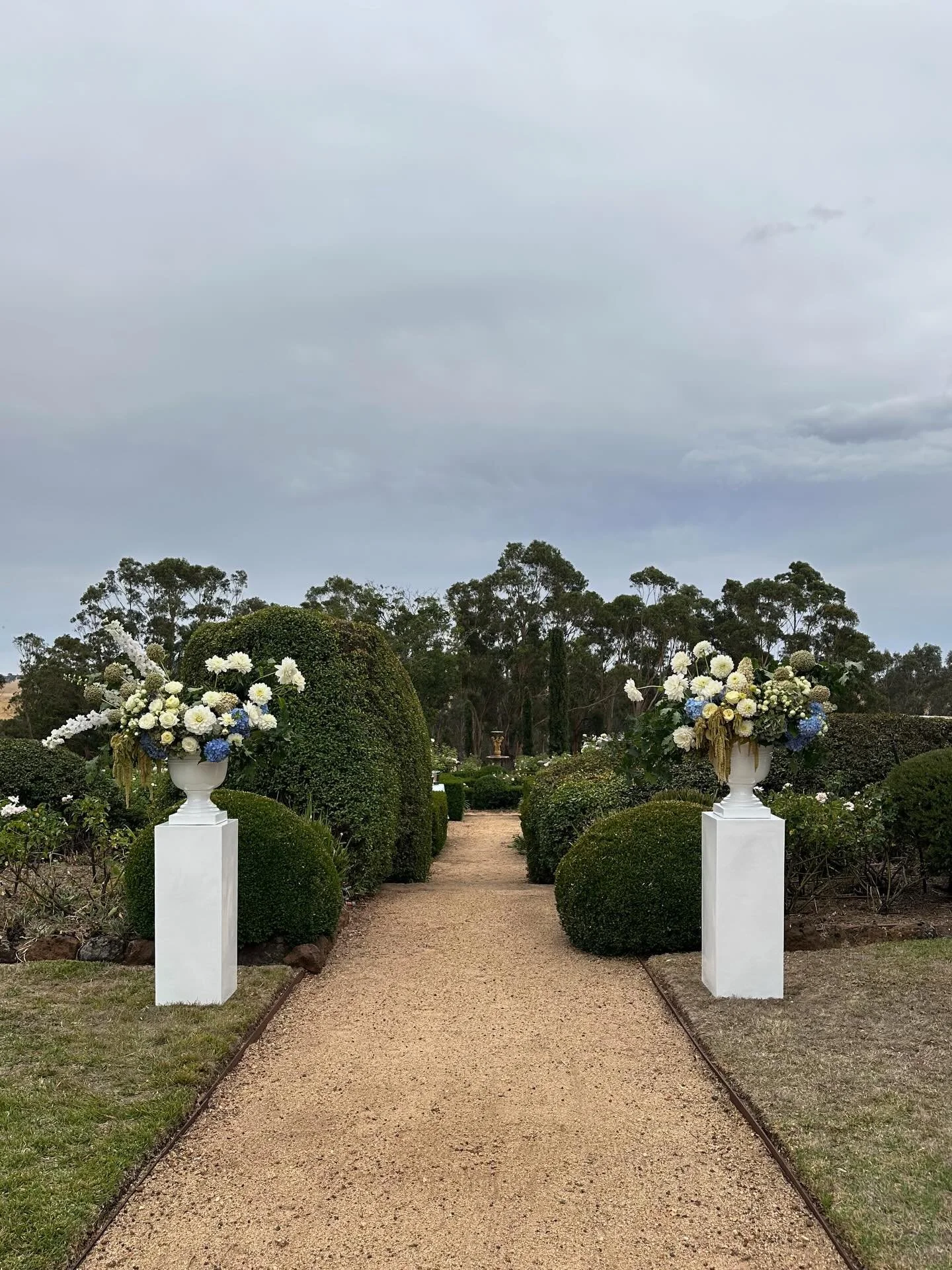 Rachel and Rob's ceremony at @chatsworthhouseevents 

Urns of hydrangeas, roses, dahlias, delphinium, amaranthus, oak and even garlic heads! 

It was so special to be trusted to design with stems grown by Rachel for her ceremony 💕

#dunkeldwedding #