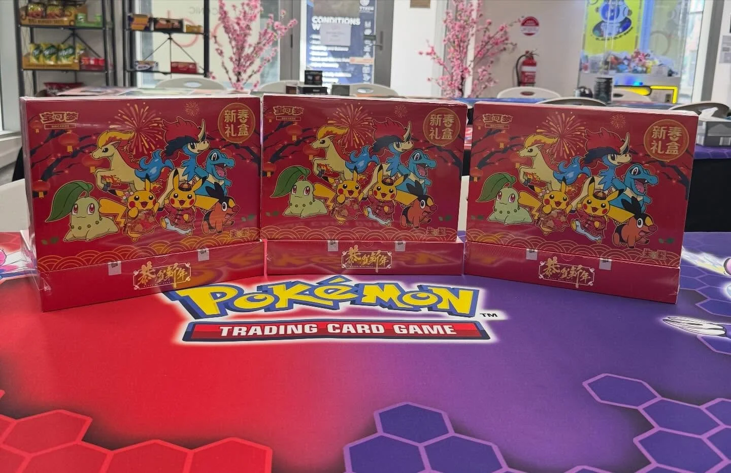 🌖🌖LUNA NEW YEAR BOX🧧🧧

Just landed 🛬 is the Chinese Luna New Year boxes 

Includes: Pokemon red envelopes 🧧, Magnet 🧲, Stamp and 5x CSV7C Blade awakening booster packs 😱

Very limited stock, so get in fast 💨 

Open hours:
Tuesday - 5pm to 10