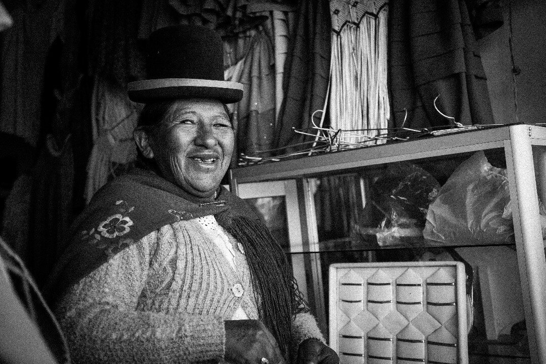 #elalto #lapaz #bolivia #cholita #women #latinoamerica #blackandwhite #streetphotography #nofilter #instagram #travel