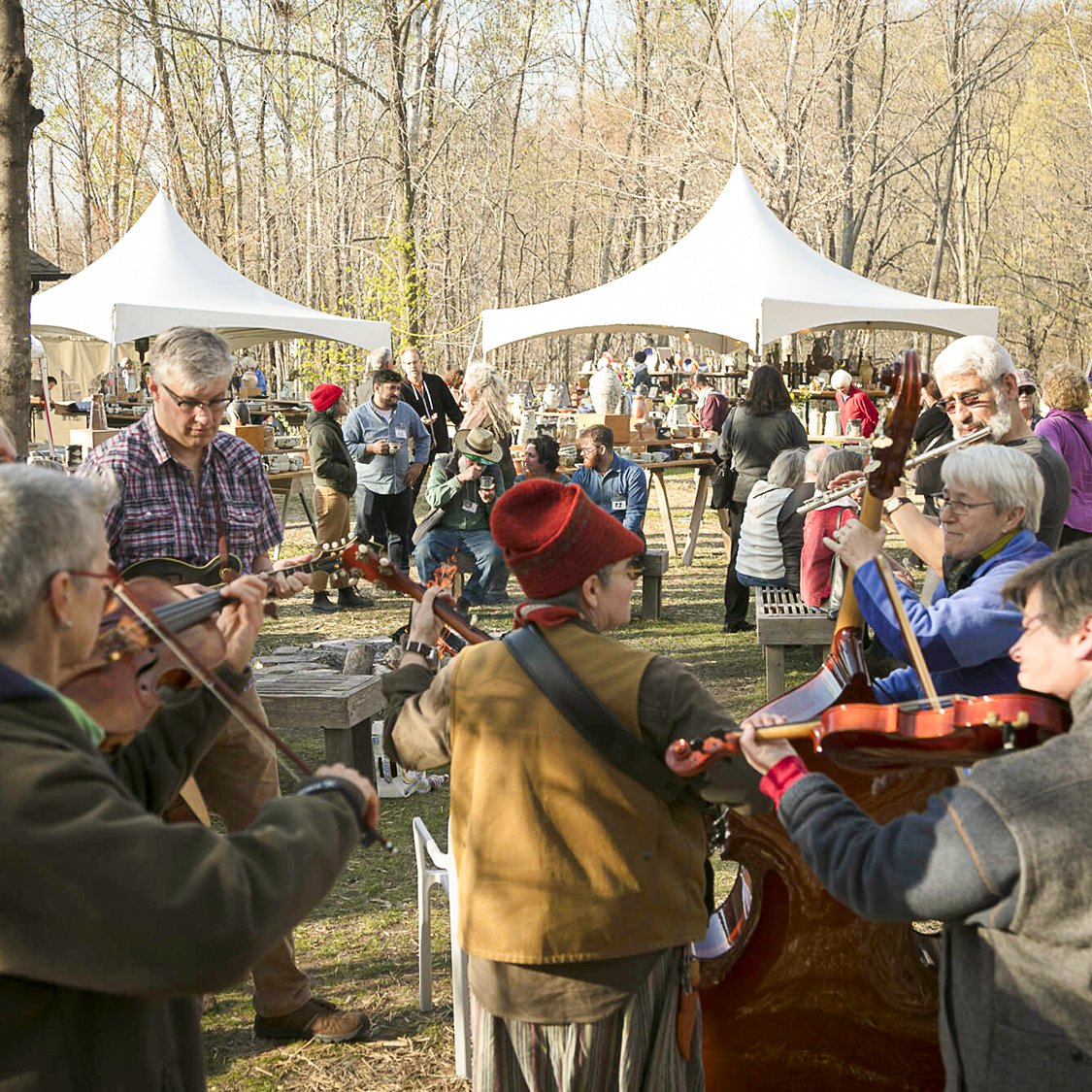 Fiddlers entertaining the crowds at Matt’s stop. Photo credit: Matt Krousey.