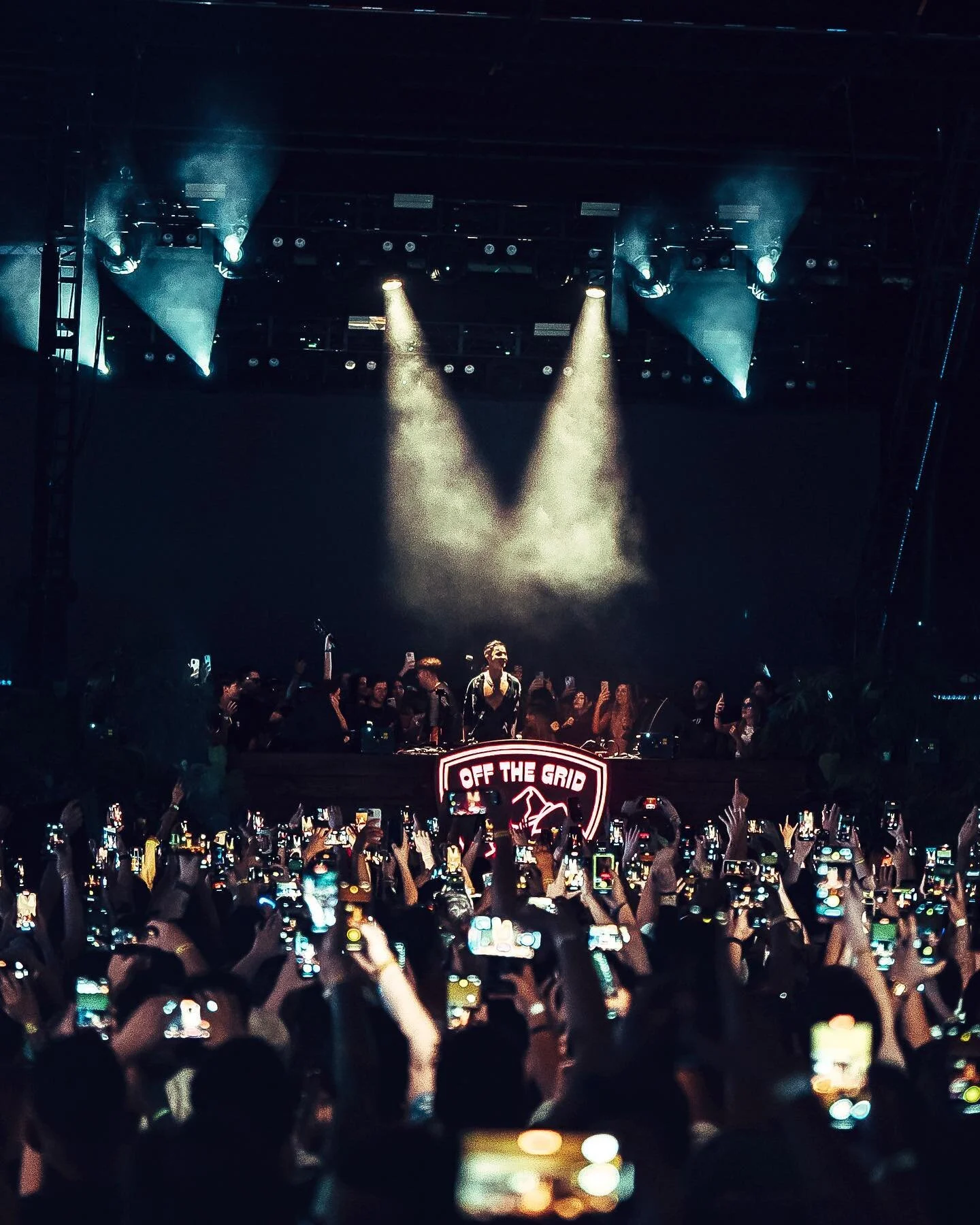 No phones, just vibez