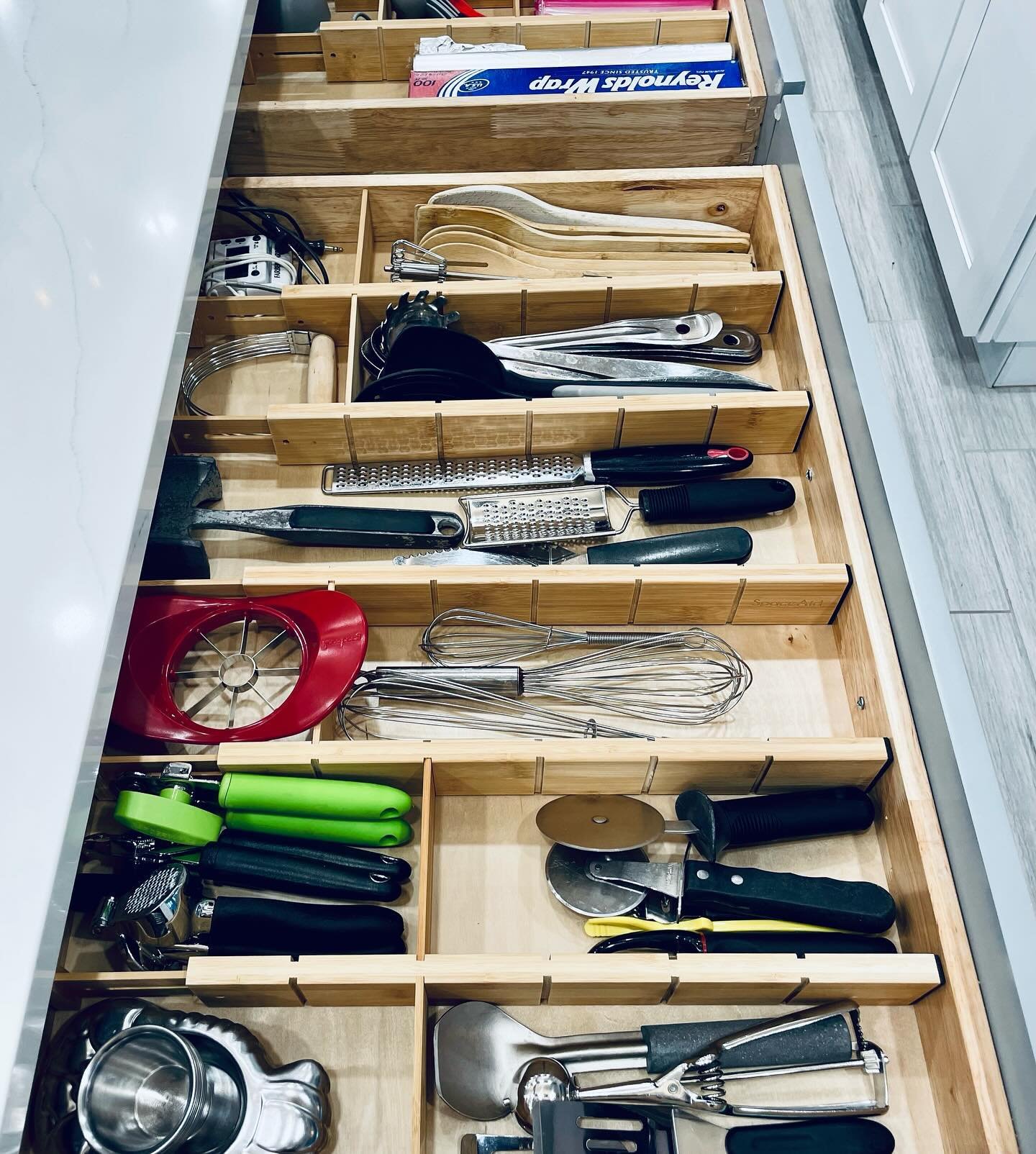 Nothing like starting the day with a little drawer organization inspiration! ✔️

👀Swipe to see different examples of styles, sizes..and you know, what other people keep in their drawers! 🤩 

As a child, I remember always being curious about what fr