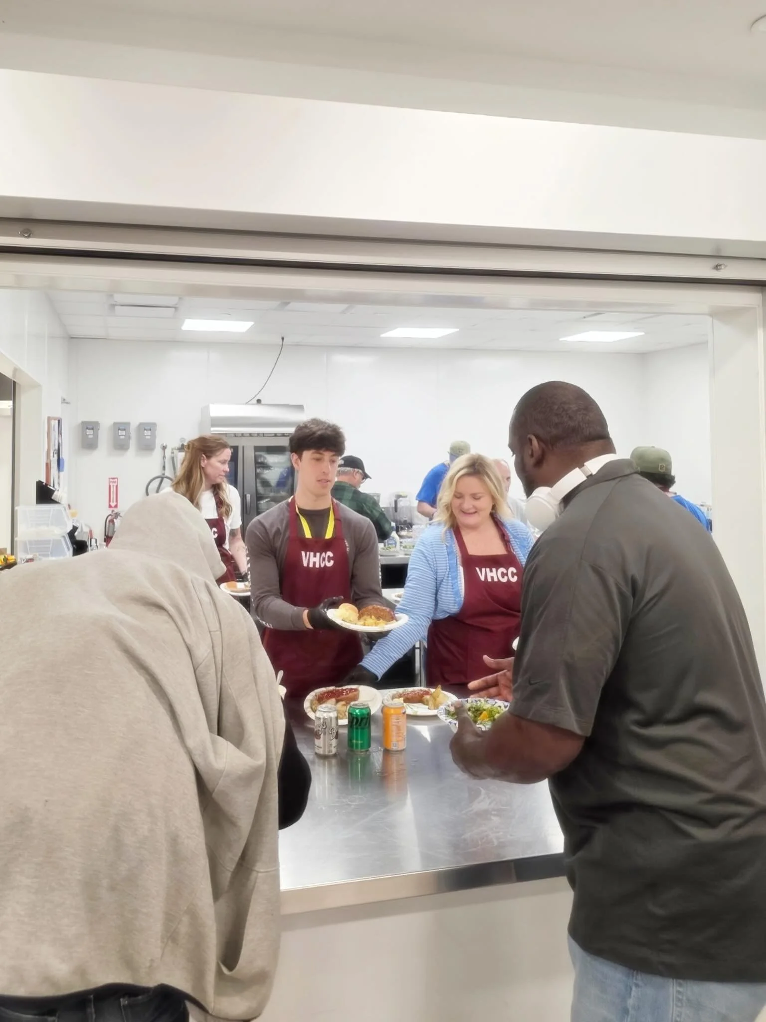 👀A little peek behind the scenes from dinner service last night From @vhcommunitychurch 

These moments may look simple&hellip;preparing plates, organizing trays, serving meals, gathering in the kitchen but this consistency is what keeps our shelter