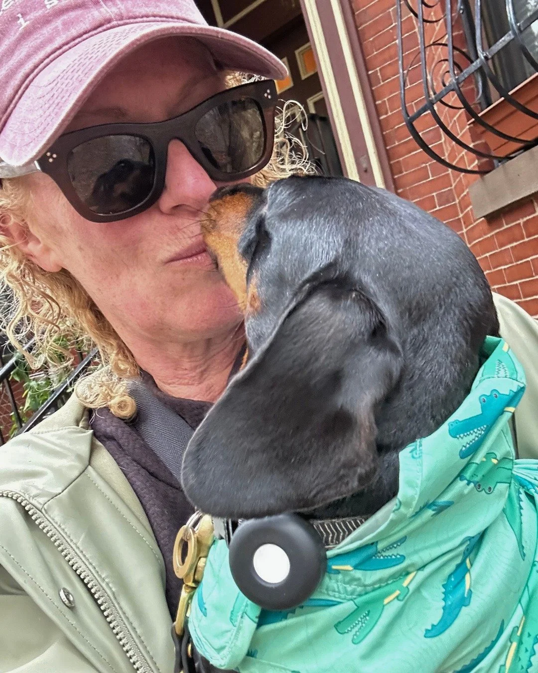 Rain or shine, we&rsquo;re here to take a stroll! (the super cute raincoats always help the vibes 🤭)

-
-
-

#bostondogwalking #bostondogwalker #citystrolls #dogwalking #bostonbackbay #bostonsouthend #petsitter #stephscitystrolls #dauchshund #kisses