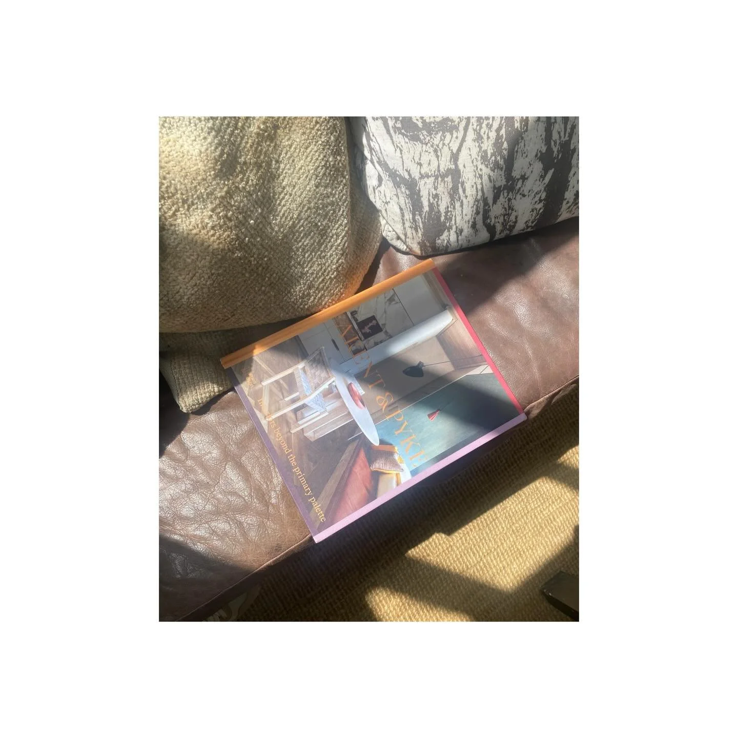 S U M M E R | finally some great weather to laze around and flick through my 2025 Xmas self present thanks to local store @home_matters_nz - @arentpykestudio 💙

#avillagestay #shorttermaccommodation #matakana #matakanavillage #matakanacoast stayhere