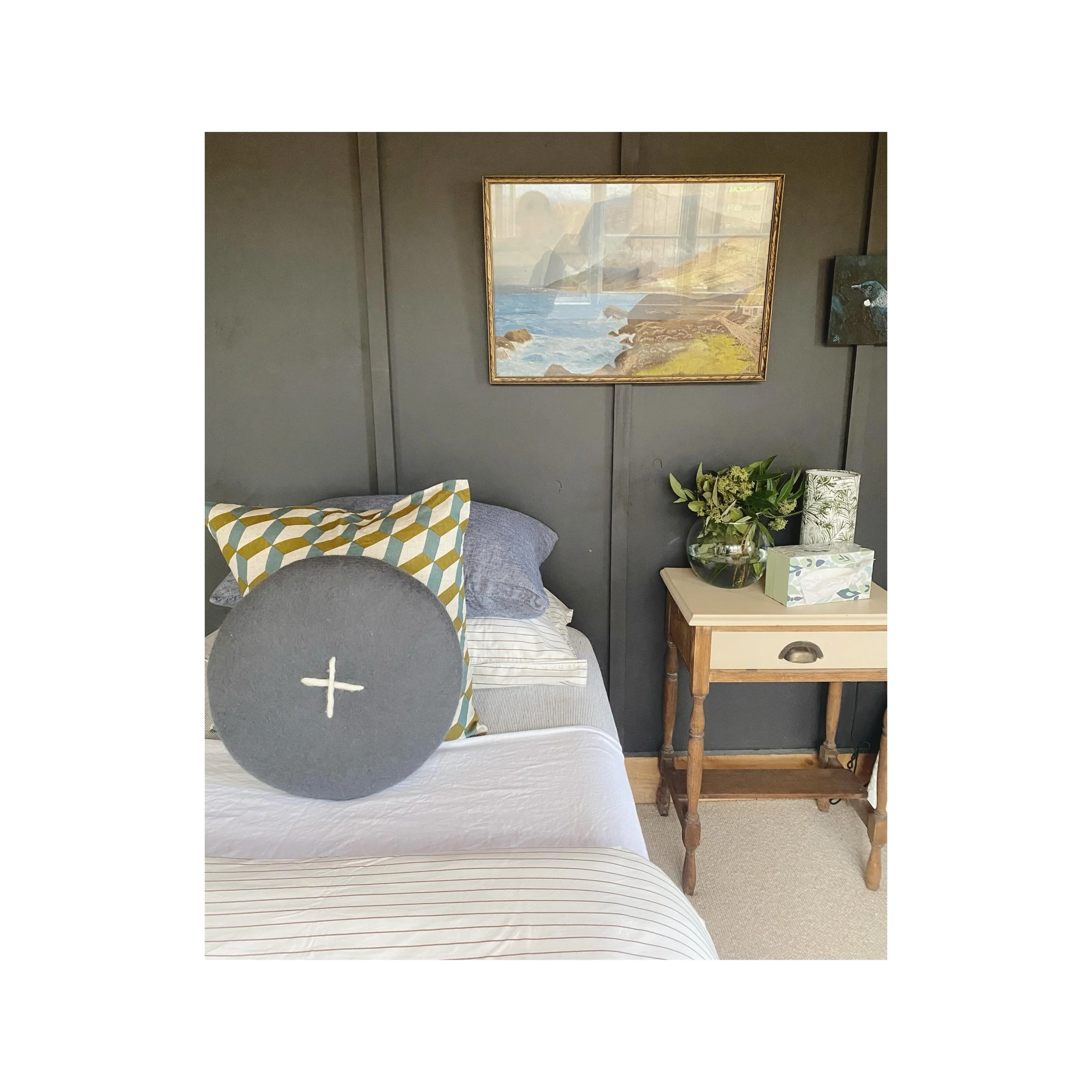 Charging it up in The Store&rsquo;s twin room. Artwork shuffle + neutral duvet covers + beautiful @societyofwanderers linen cushion covers from @green_with_envy_nz 💙💙

#matakana #matakanavillage #matakanacoast #650onmatakana #avillagestay modernrus